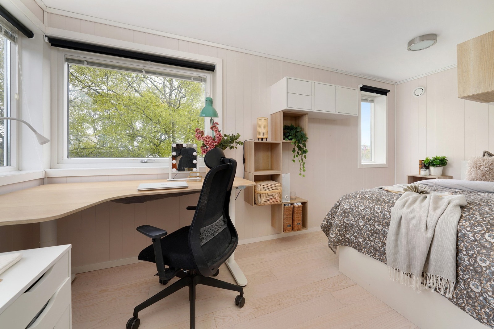 Soverom 2 i 2.etg med skyvedørsgarderobe. Galleribilde