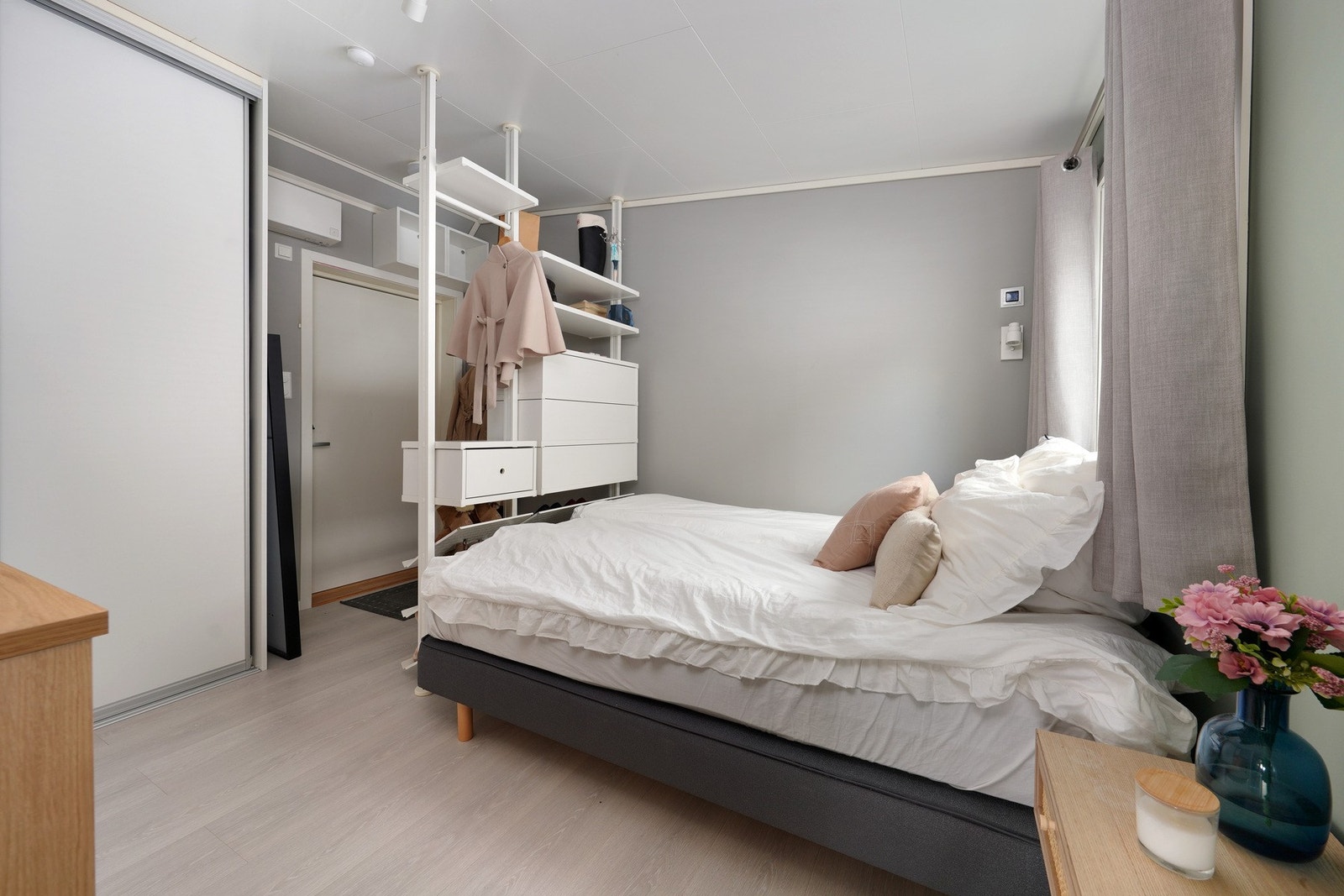 Inngangsparti og soveplass hybelleilighet. Galleribilde
