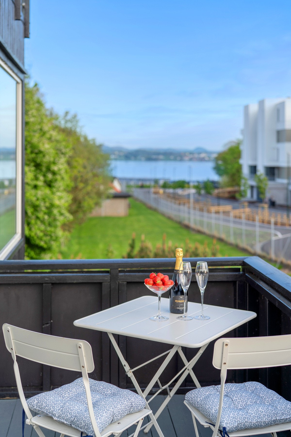 Balkong ut fra 2.etg. Her er det godt å nyte en god morgen kaffe å nyte den flotte sjøutsikten. Galleribilde