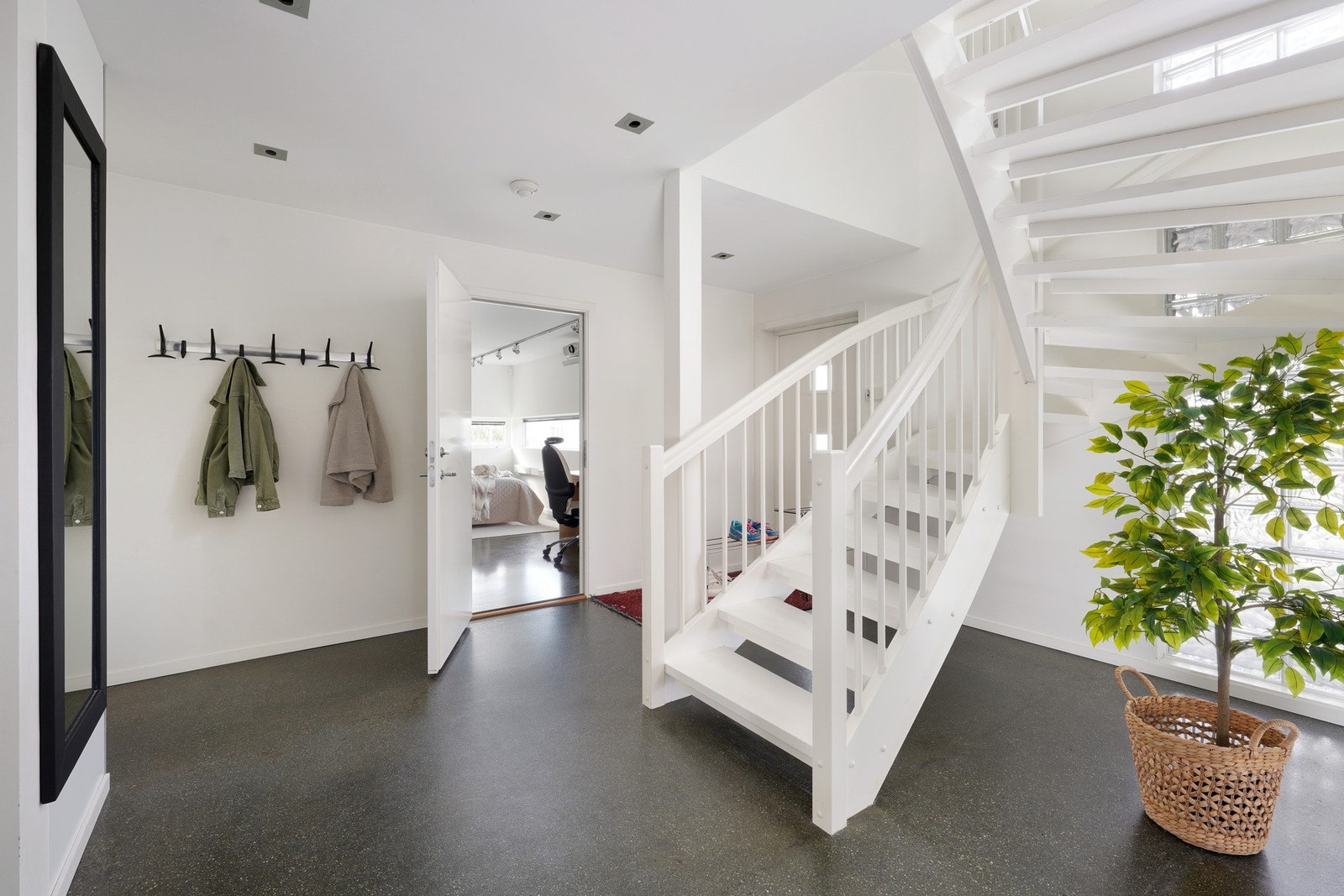 Inngangsperti med romslig skyvedørsgarderobe. Galleribilde