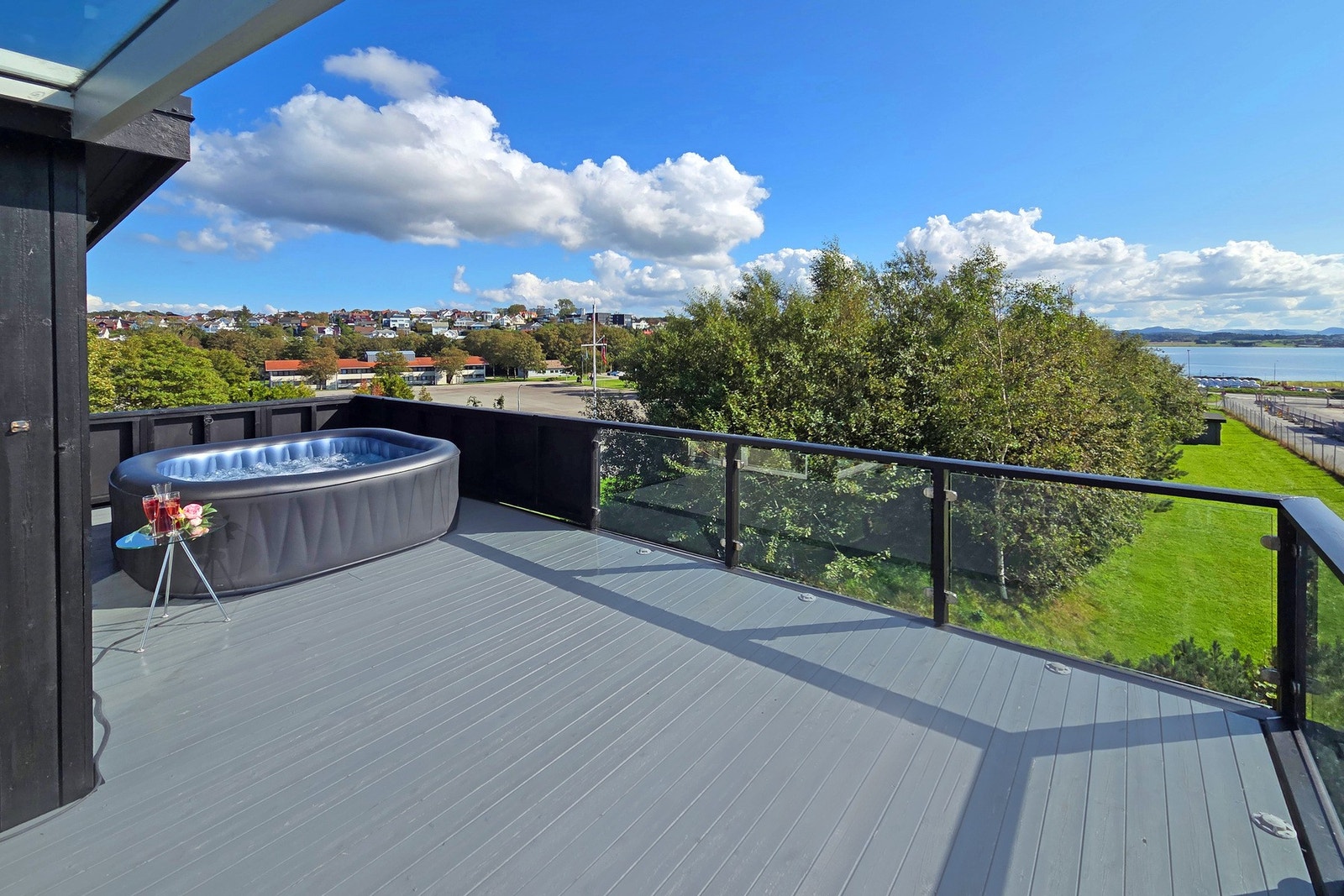 Takterrassen er tilrettelagt for jacuzzi, med forsterket bjelkelag, egen 32A kurs og mulighet for drenering, noe som gir ekstra komfort og luksus i hverdagen. Galleribilde
