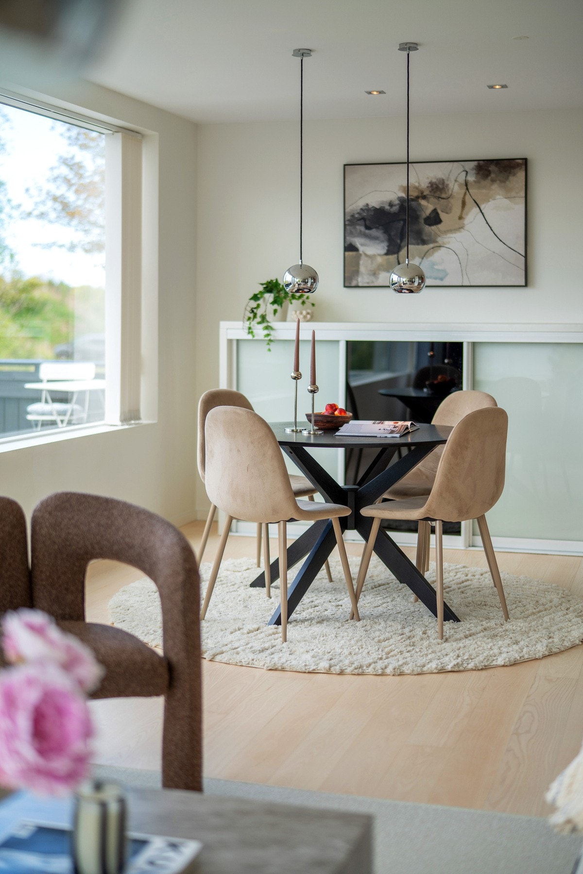 Spisestuen/stue fremstår som et naturlig samlingspunkt, med store vindusflater. Galleribilde