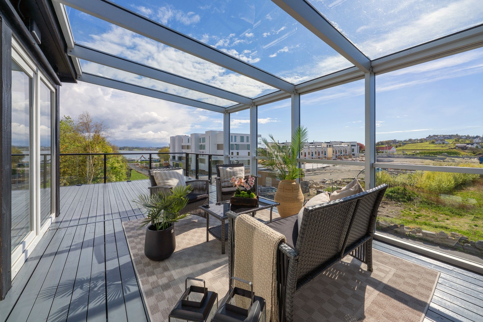 Terrasse med takoverbygg, gode solforhold. Et nydelig sted hvor man på sommerkvelder kan nyte vakker solnedgang. Galleribilde