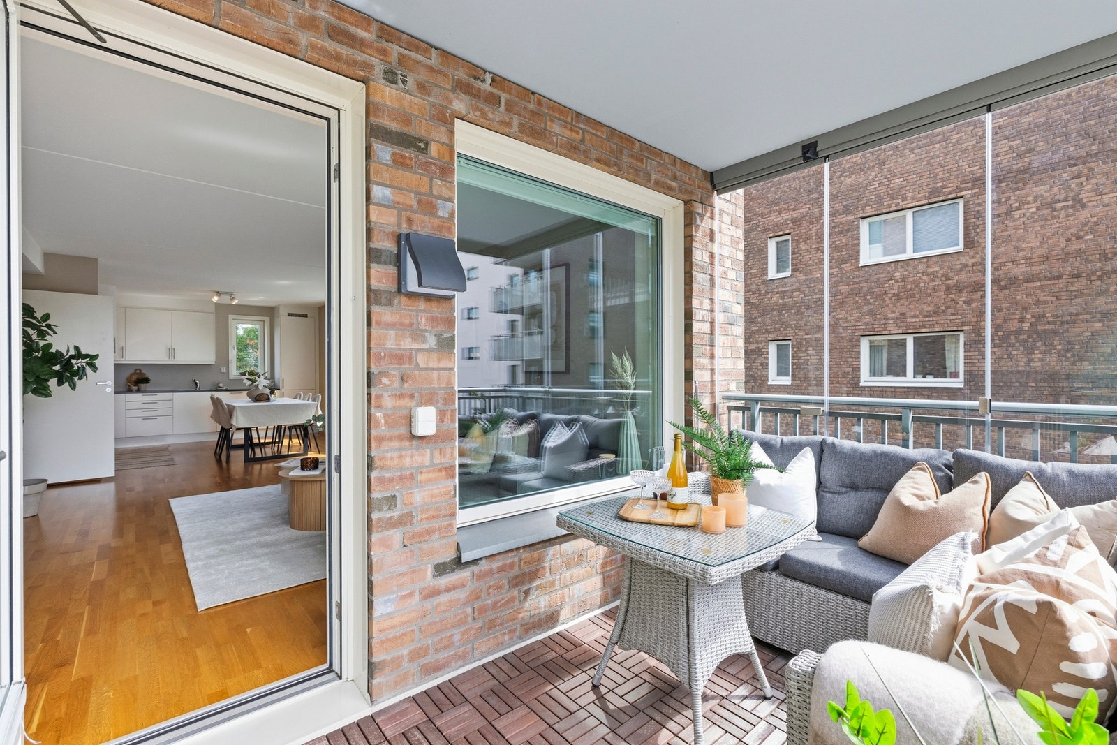 Her er det god plass til både loungemøbler og grill - perfekt for avslappende dager og hyggelige sammenkomster. Galleribilde