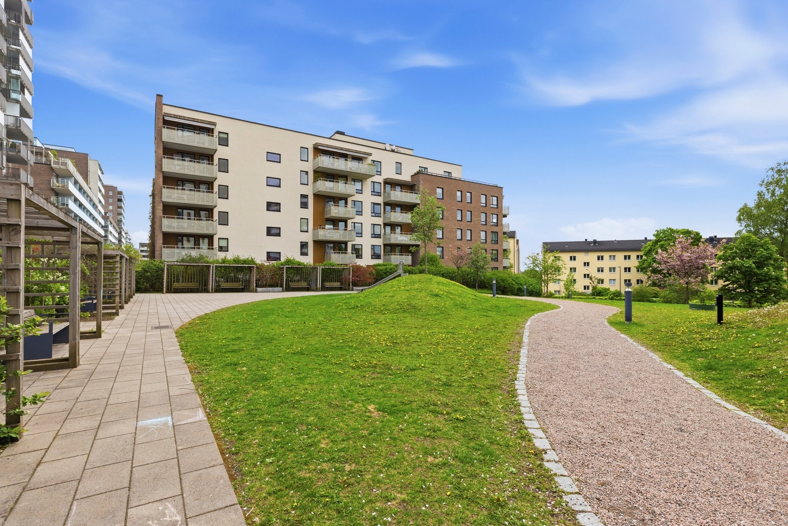 Leiligheten har en attraktiv og sentral beliggenhet ved Grefsen stasjon, med kort vei til Storo Storsenter, butikker, servicetilbud og flotte rekreasjonsområder. Galleribilde