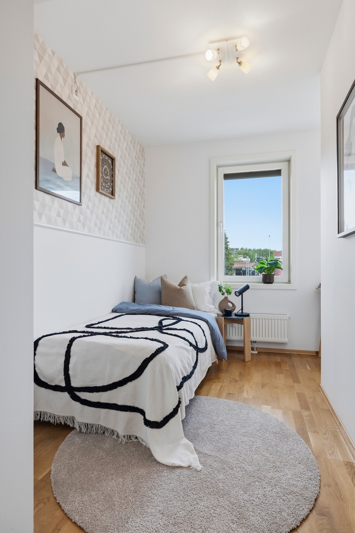 Soverom ll er innredet med enkeltseng og passer utmerket som barnerom, gjesterom eller hjemmekontor - alt etter behov og livssituasjon. Galleribilde