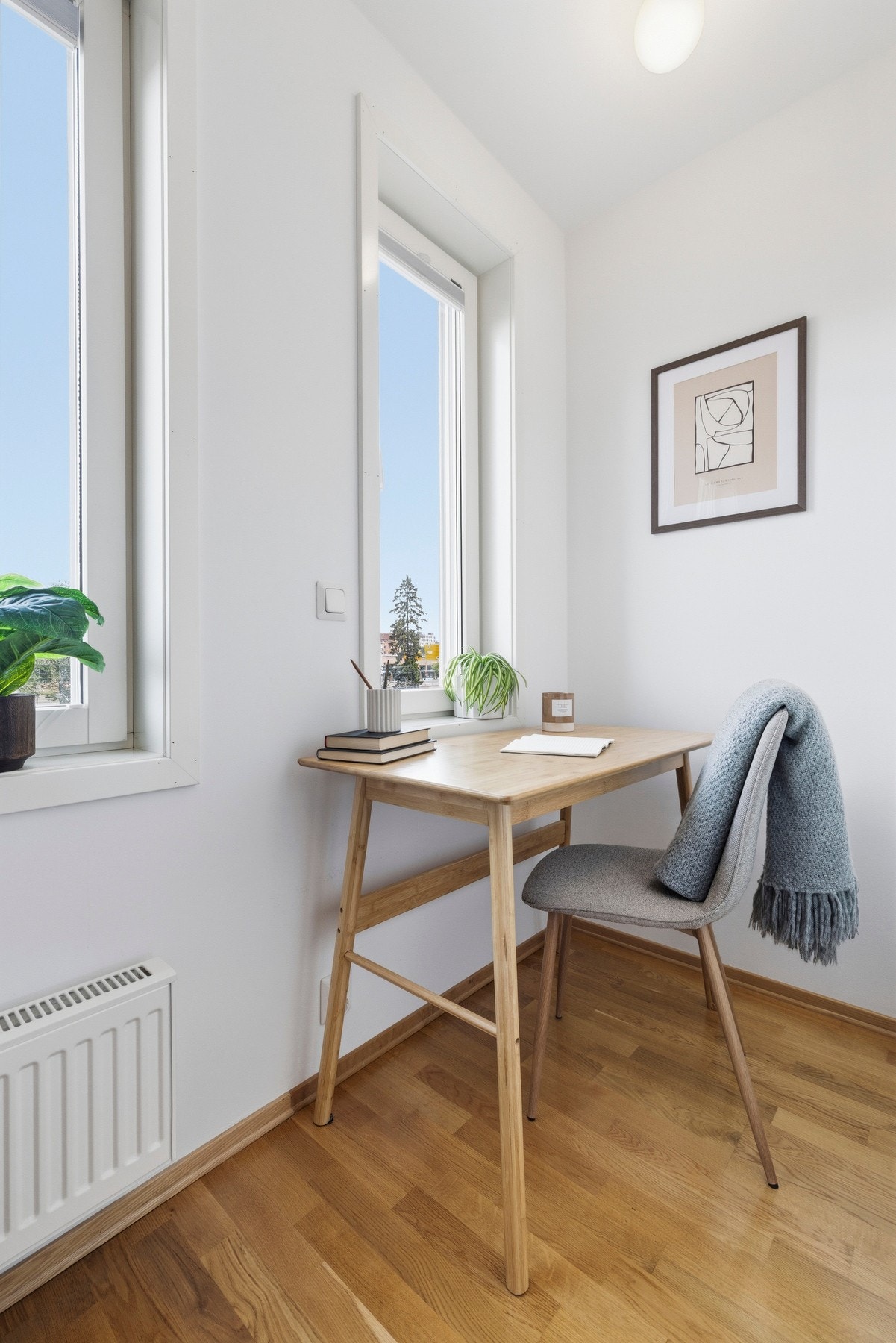 I hjørnet på rommet er det god plass til å innrede med hjemmekontor. Galleribilde