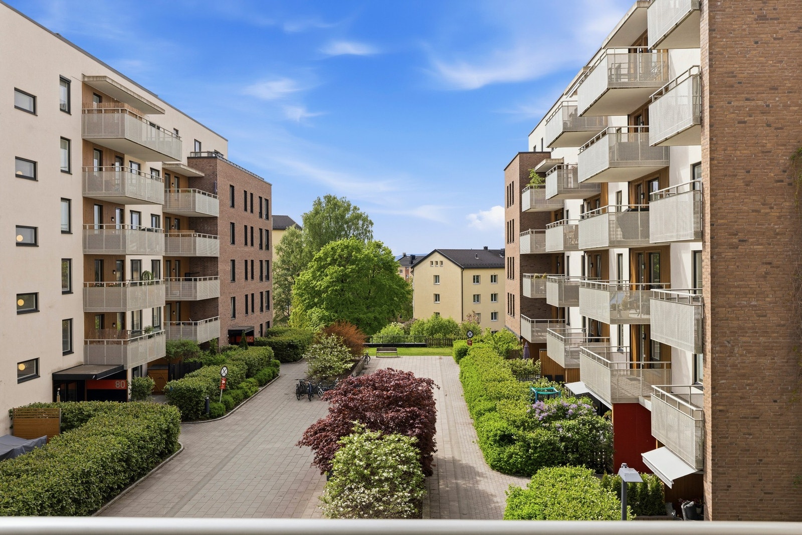En stor og moderne 3-roms hjørneleilighet med sydvestvendt, innglasset balkong på ca. 8 kvm med hyggelig utsyn. Galleribilde