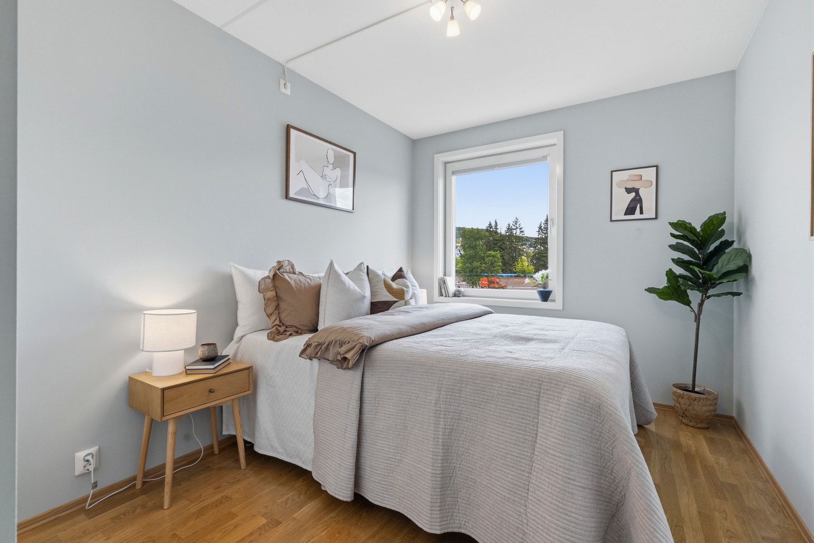 Hovedsoverommet er av svært god størrelse og har plass til både dobbeltseng, nattbord og øvrig møblement. Galleribilde