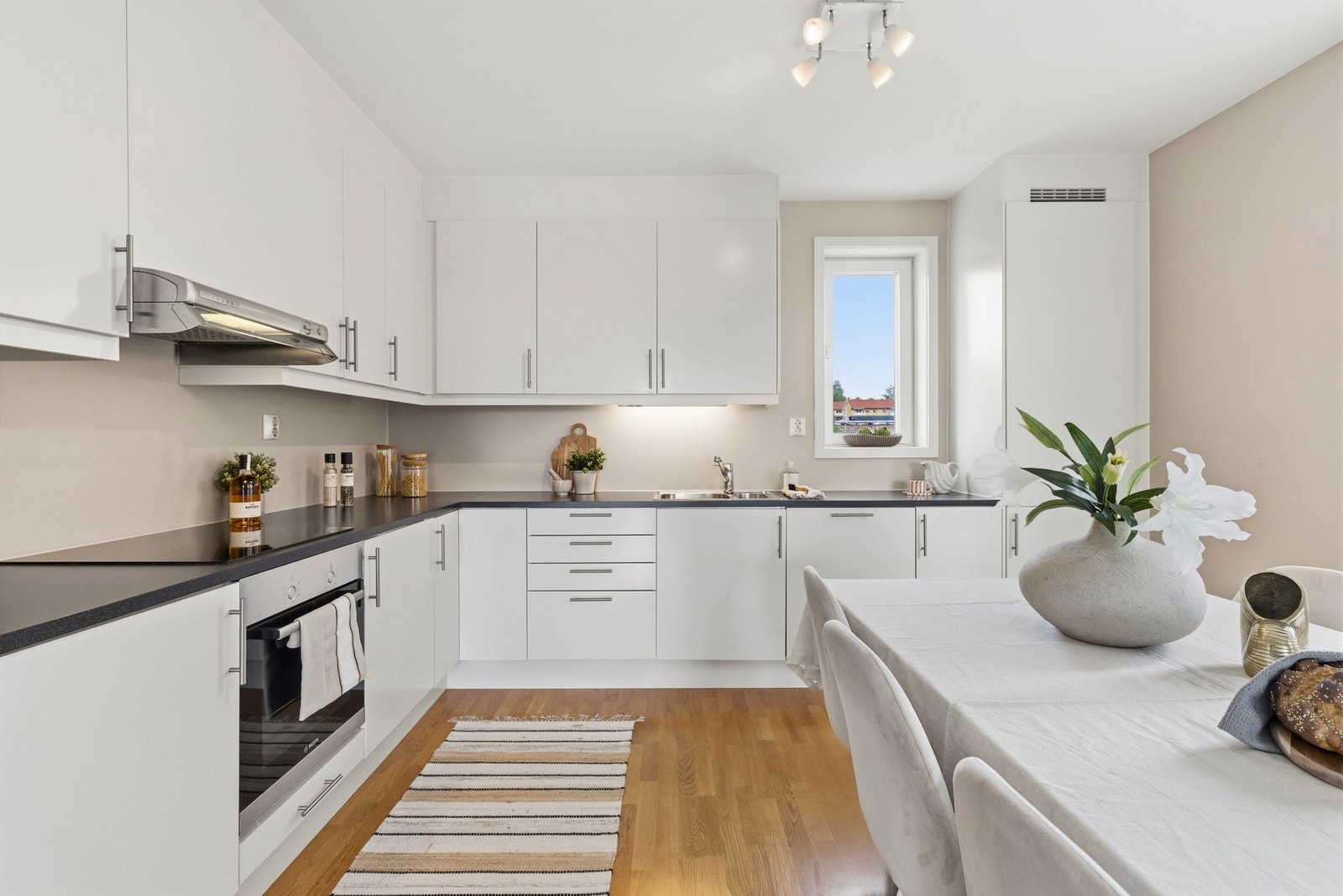 Her er det godt med både skapplass og benkeplass, samt naturlig plass til en stor spisegruppe - ideelt for hyggelige middager med familie og venner. Galleribilde