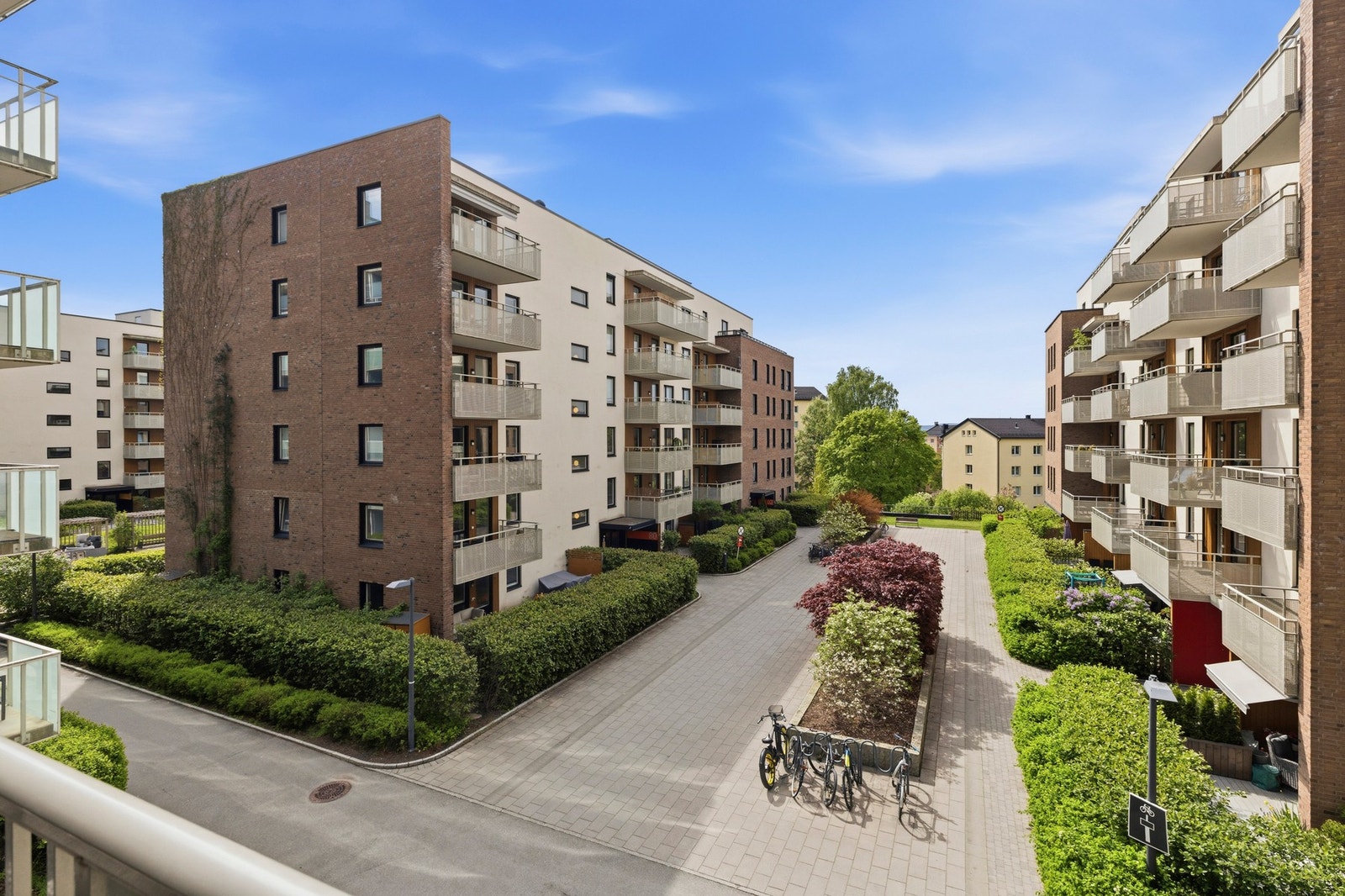 Balkongen har utsyn mot et rolig, velstelt og pent opparbeidet nabolag. Galleribilde