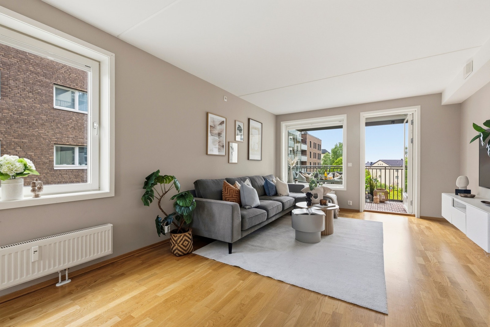 Overflatene er malt i beige toner, og det er parkett på gulv som gir et moderne og helhetlig uttrykk. Galleribilde