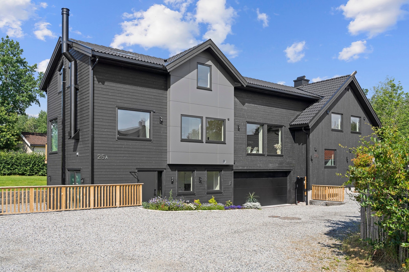 Boligen går over 3 plan - rikelig med lysinnslipp. Galleribilde