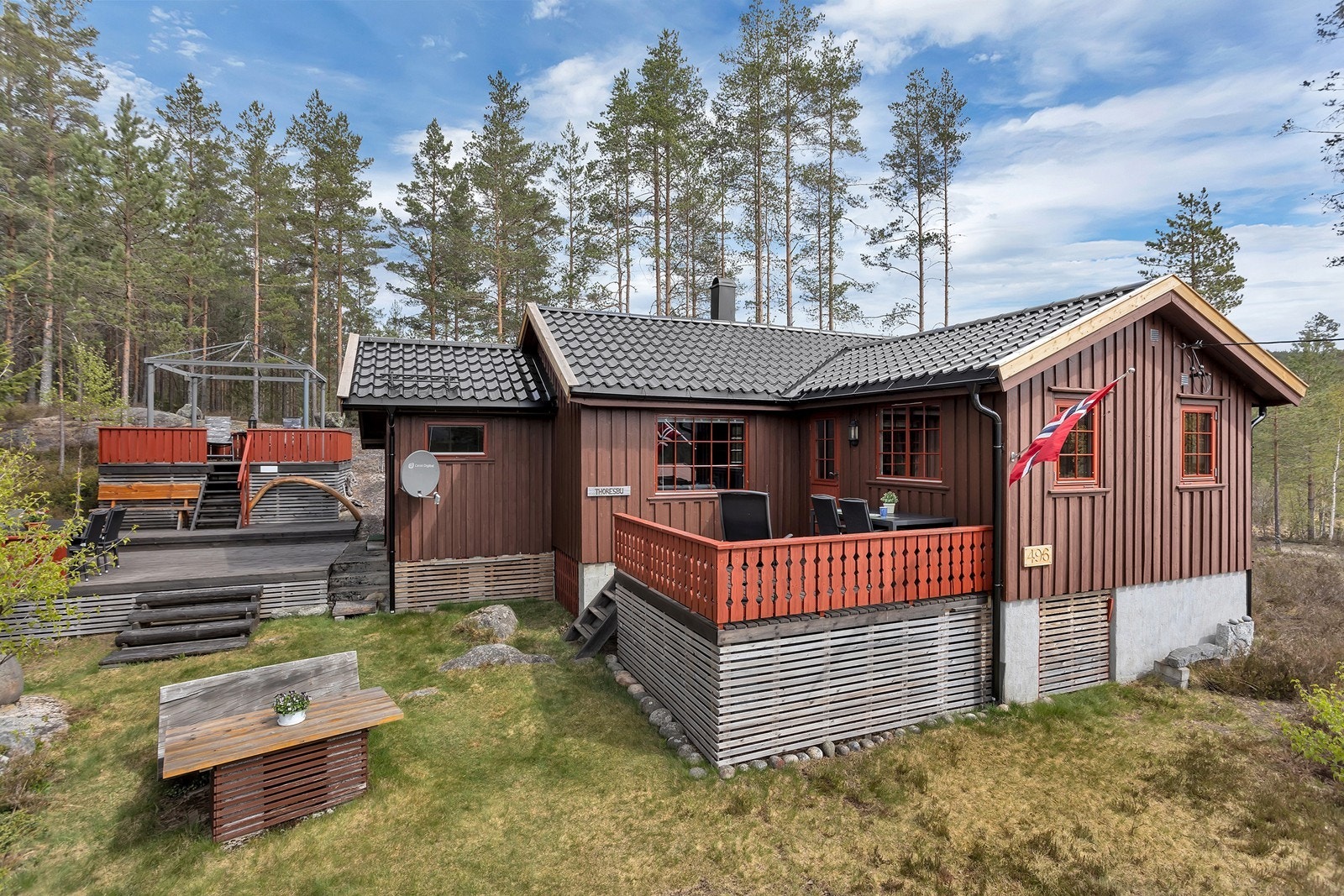 Tomten fremstår som godt vedlikehold og pent opparbeidet Galleribilde
