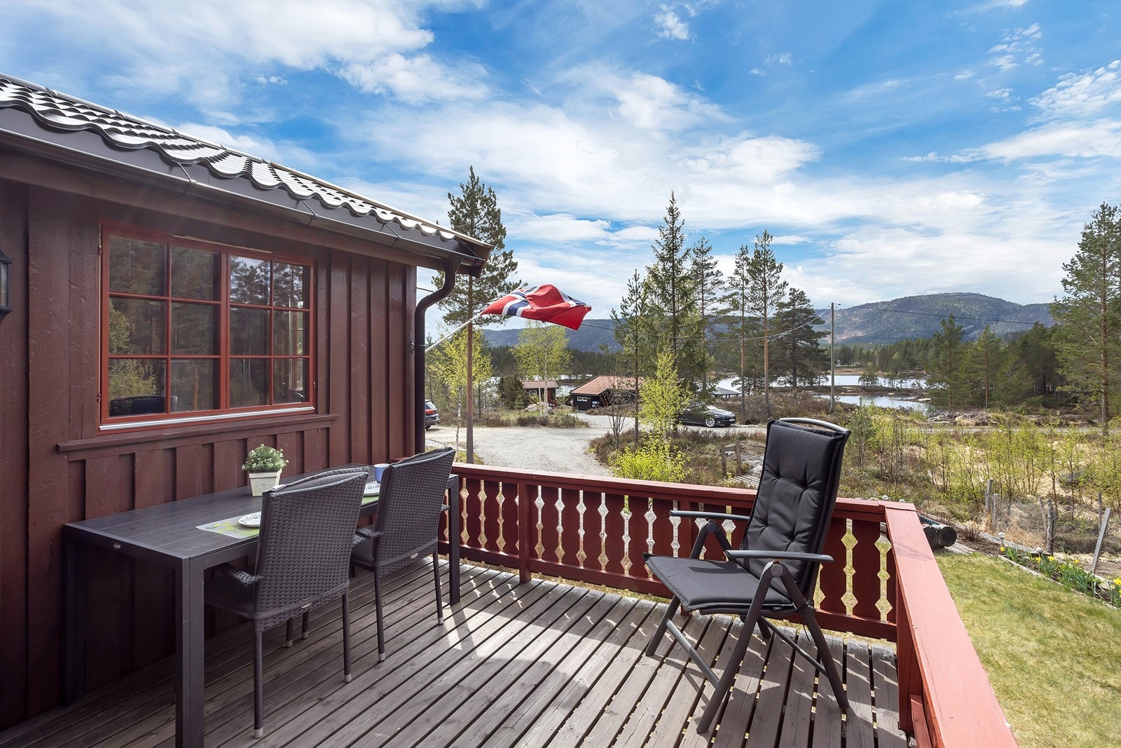Hytta ligger i solrikt område, med vakker utsikt mot vannet og fjellheimen i det fjerne Galleribilde