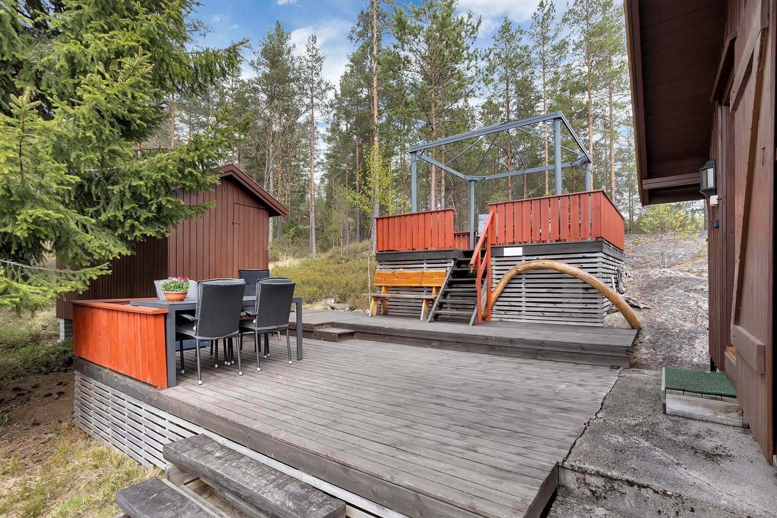 Verandaen går på flere nivåer, hvilket gjør at man har flere oppholdssoner Galleribilde