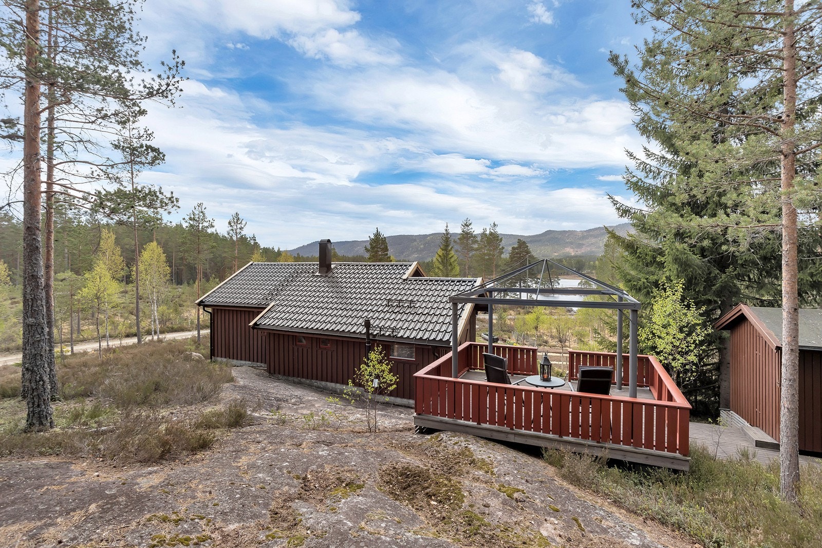 Hytta ligger i naturskjønne omgivelser med flott turterreng både sommer og vinter! Galleribilde