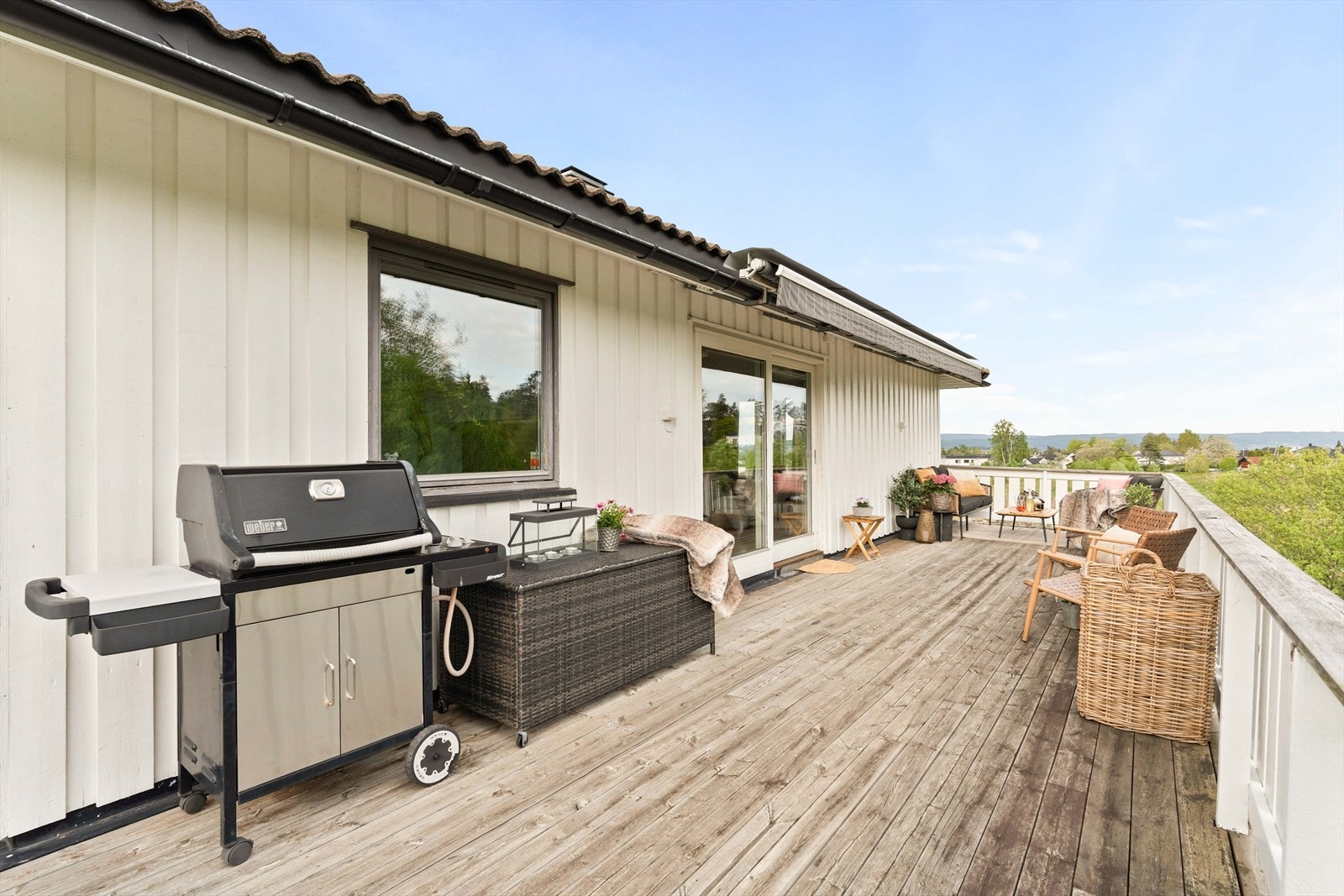 Stor terrasse med god plass til flere sittegrupper og soner. Galleribilde