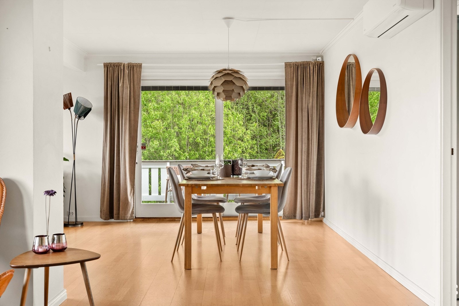 Spisestuen har en naturlig plassering med nærhet til både kjøkken og veranda. Galleribilde