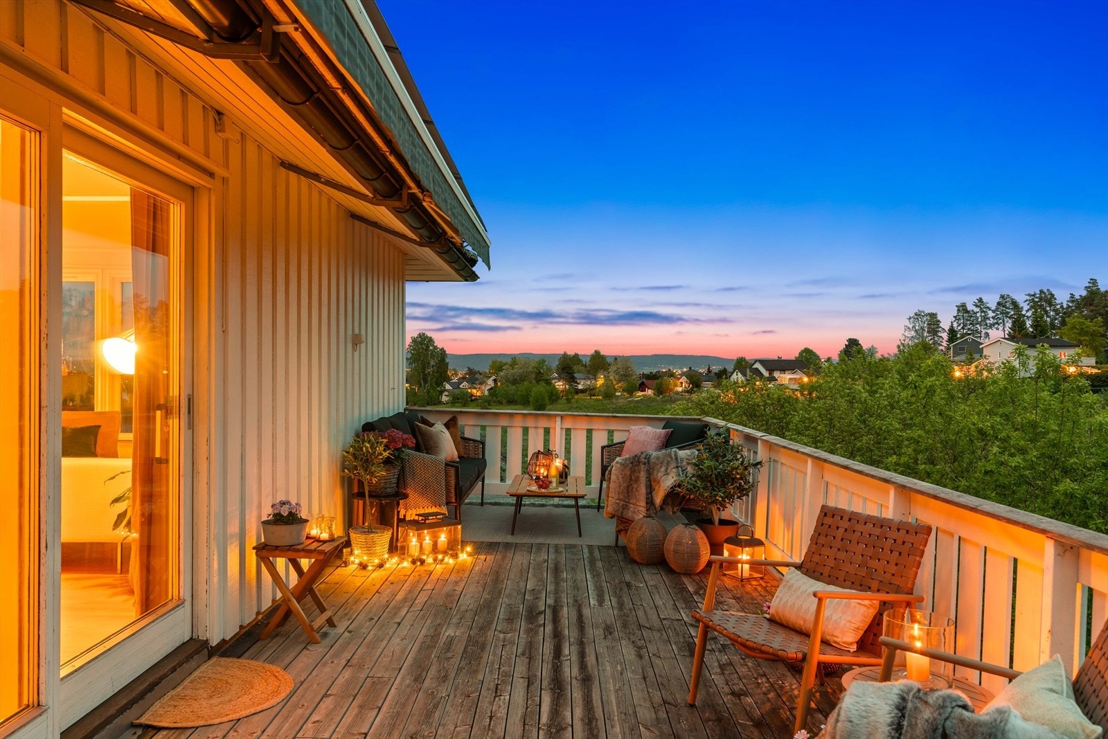Fra stuen i 1. etasje er det utgang til to varandaer, hvorav den største er på 37 m². Terrassemarkise er montert. Galleribilde