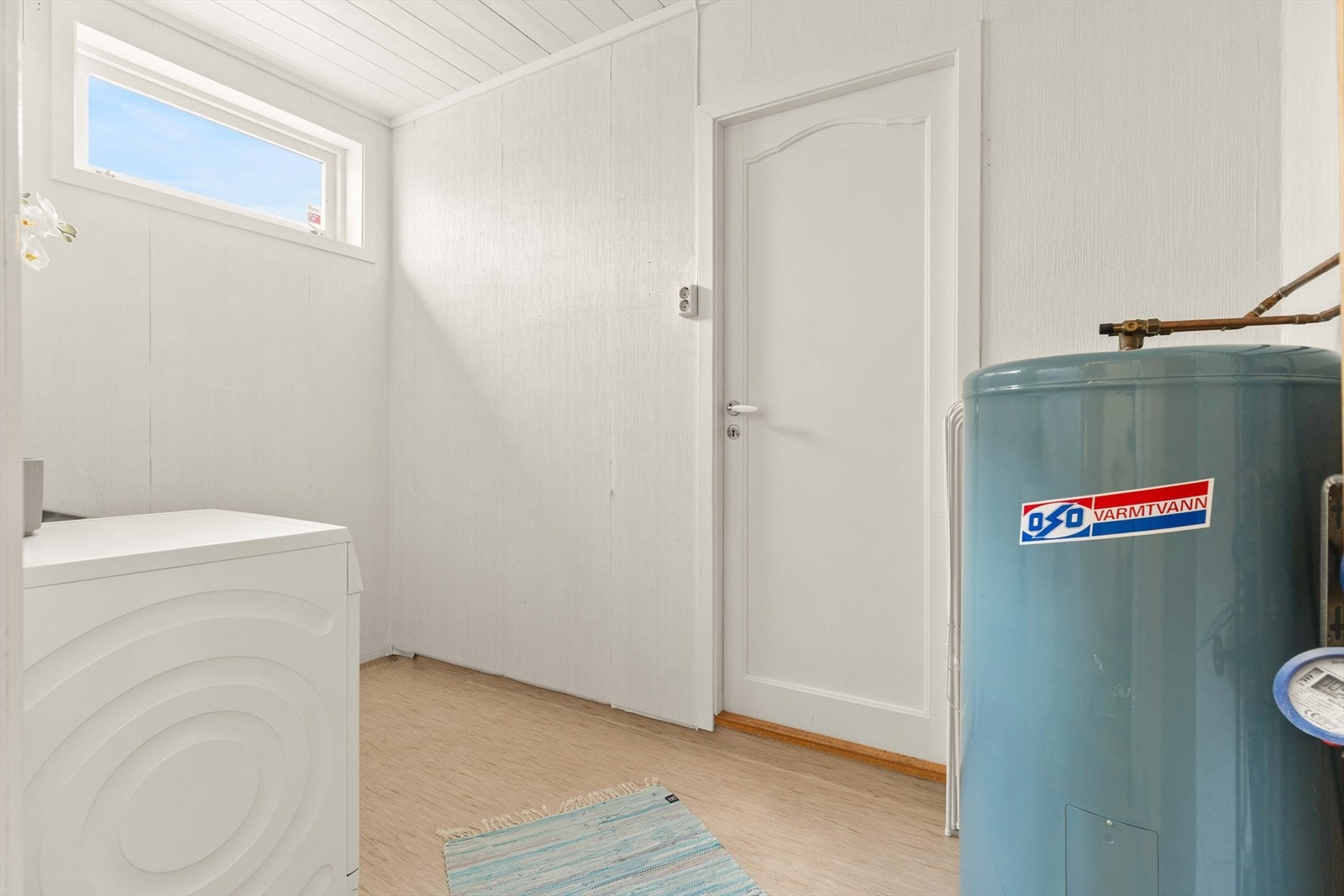 Vaskerom for hoveddelen med utslagsvask. Her er boligens hovedstoppekran og varmtvannsbereder fra 1986 plassert. Galleribilde