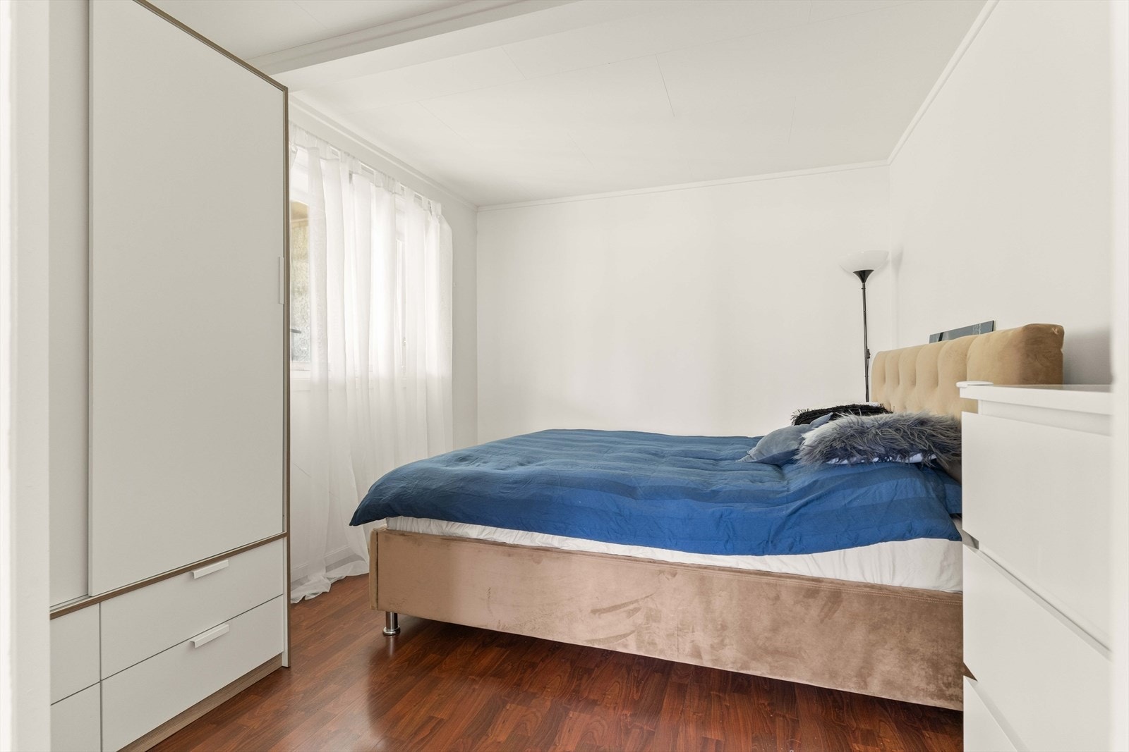 Soverommet i hybelleiligheten har plass til både seng og oppbevaring. Galleribilde