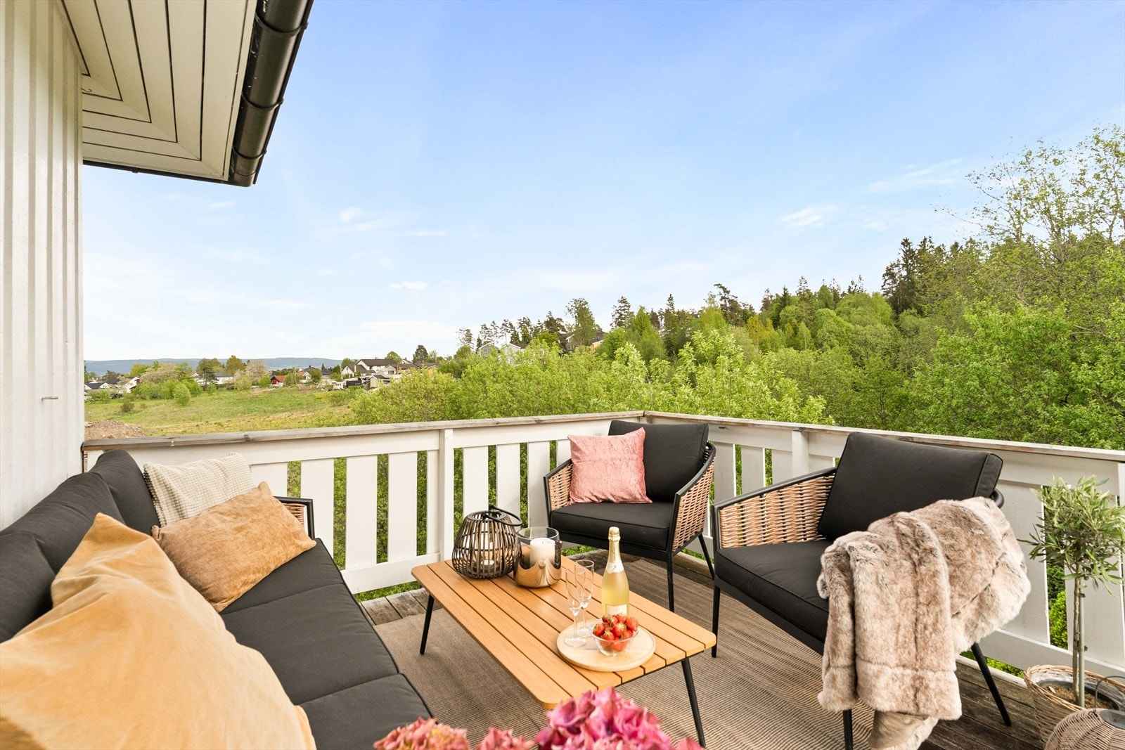 Utsikt fra verandaen mot grønne omgivelser. Galleribilde