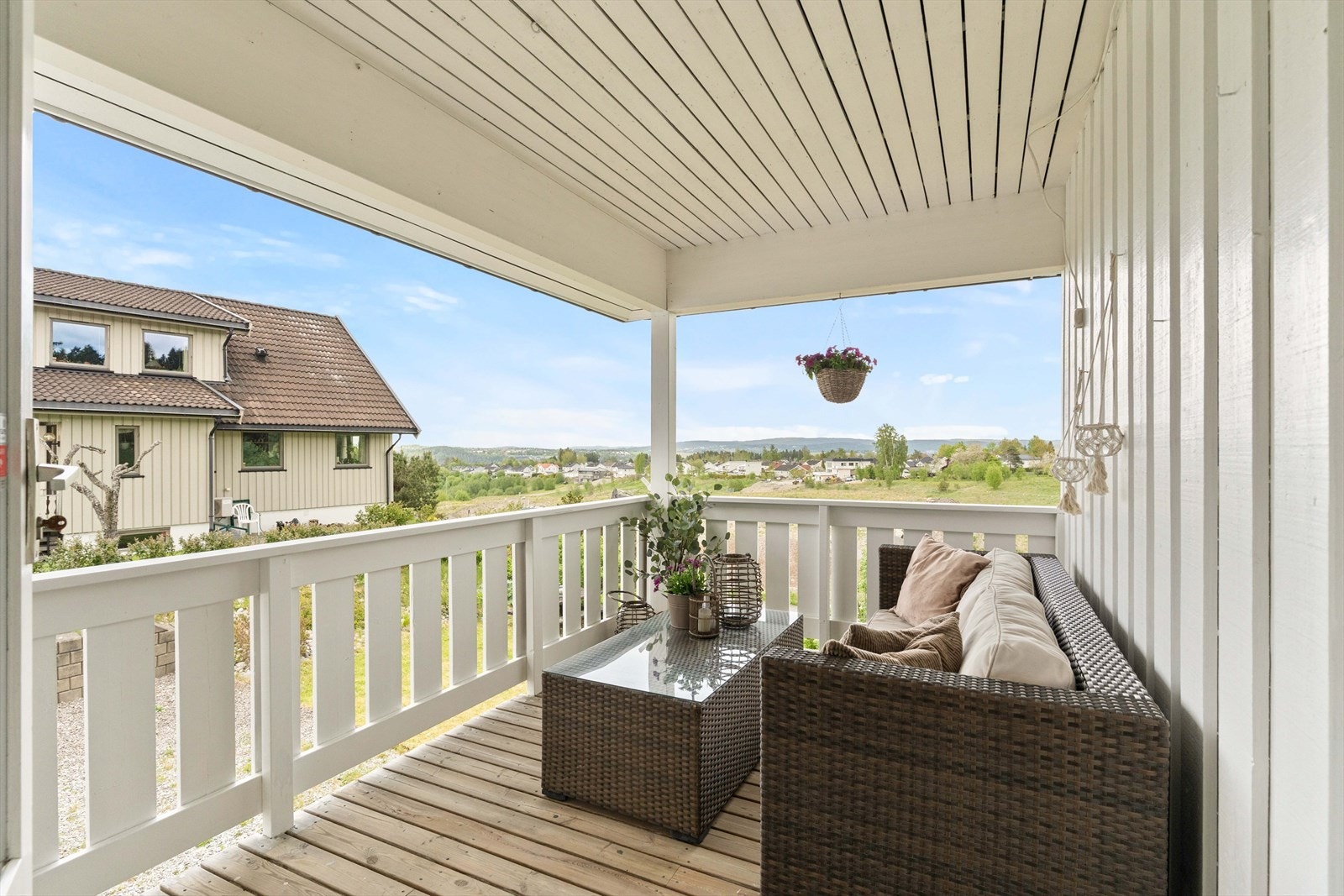 Den andre verandaen har et bruksareal på 8 m² og er praktisk overbygd. Galleribilde