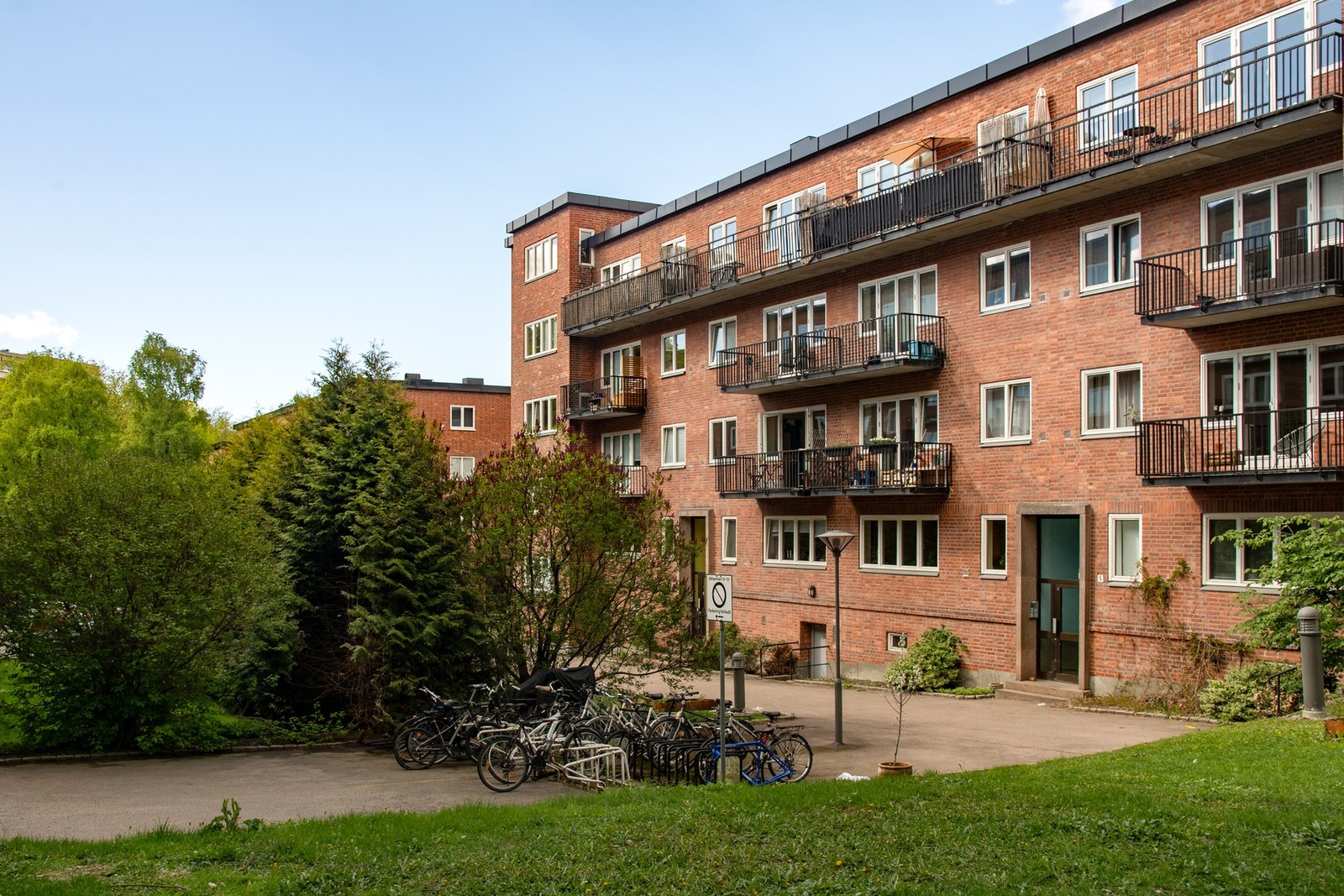Leiligheten er attraktivt plassert i byggets tredje etasje, med adkomst via felles trappeoppgang. Galleribilde