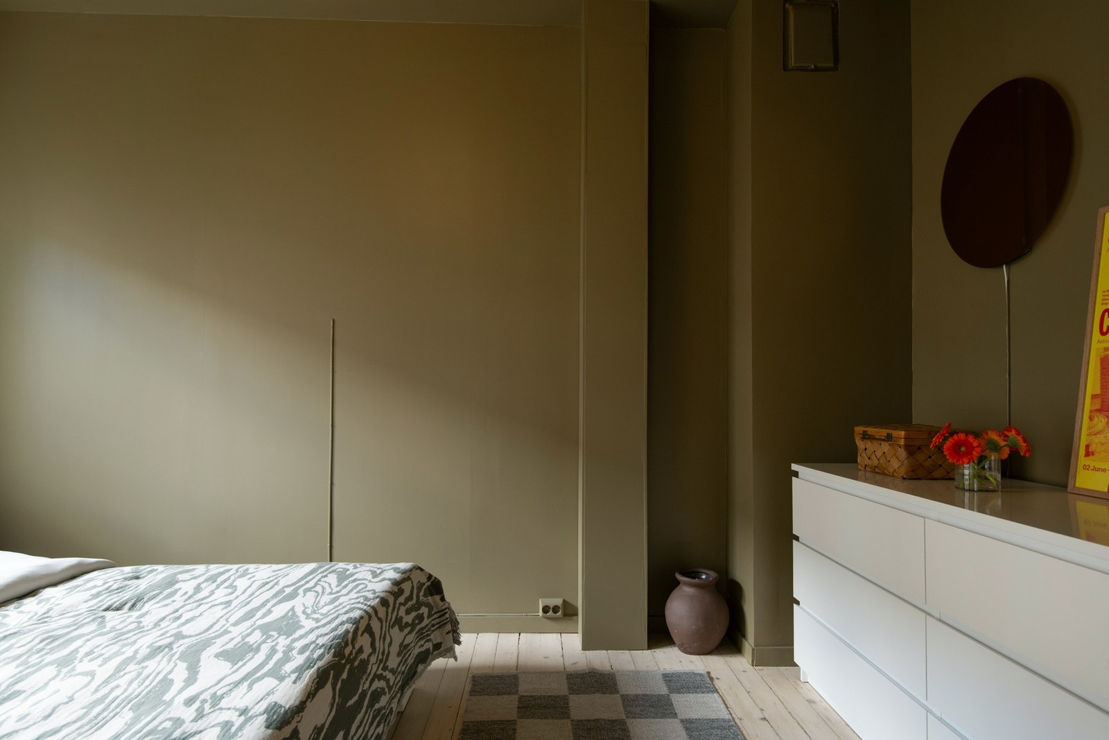 Soverommet har et fint lysinnslipp fra vindusflaten, som sammen med de dusede grønntonene på veggene skaper en rolig og innbydende stemning. Galleribilde