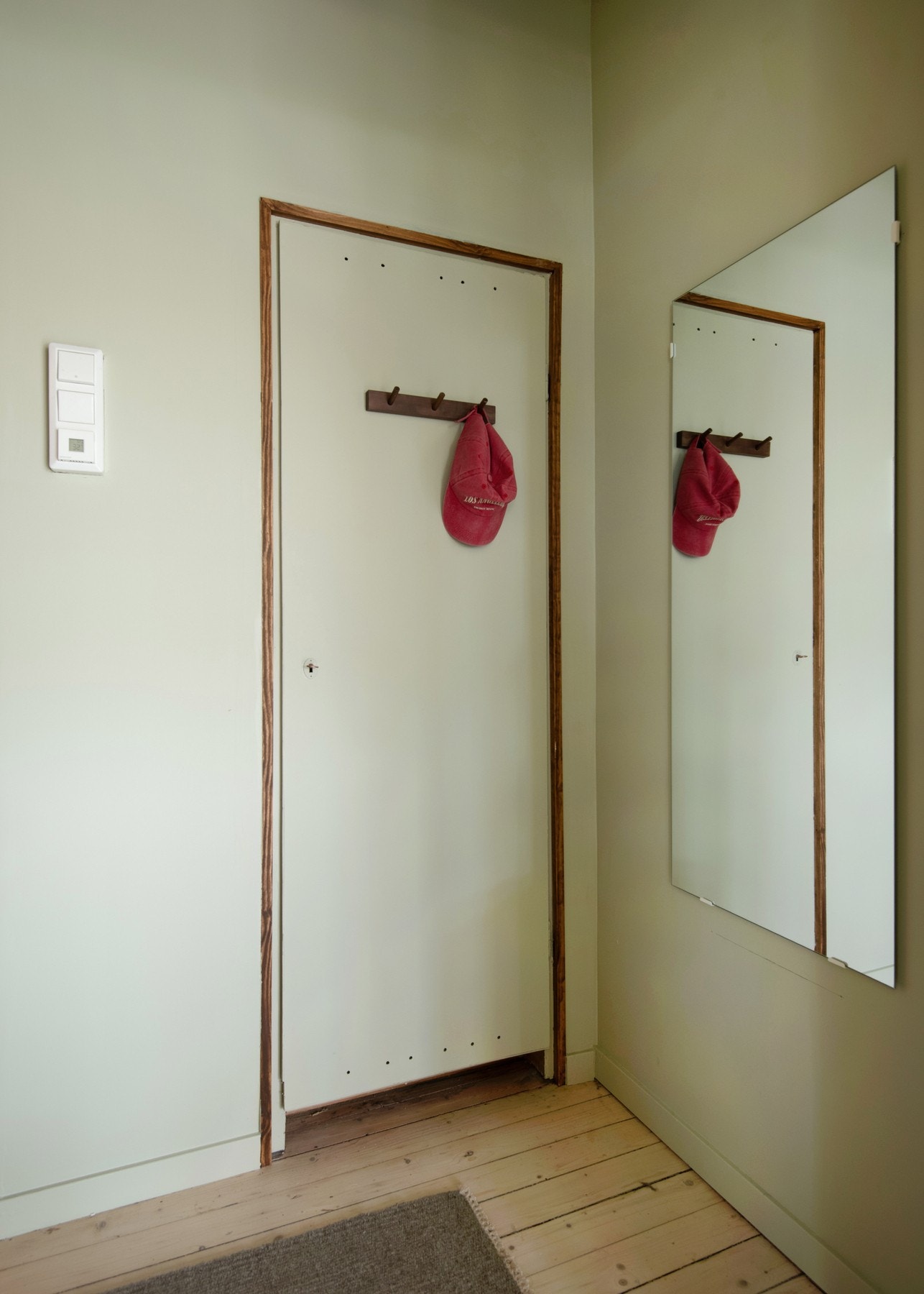 Entréen har en praktisk bod med gode oppbevaringsmuligheter for yttertøy, sko og støvsuger. Galleribilde