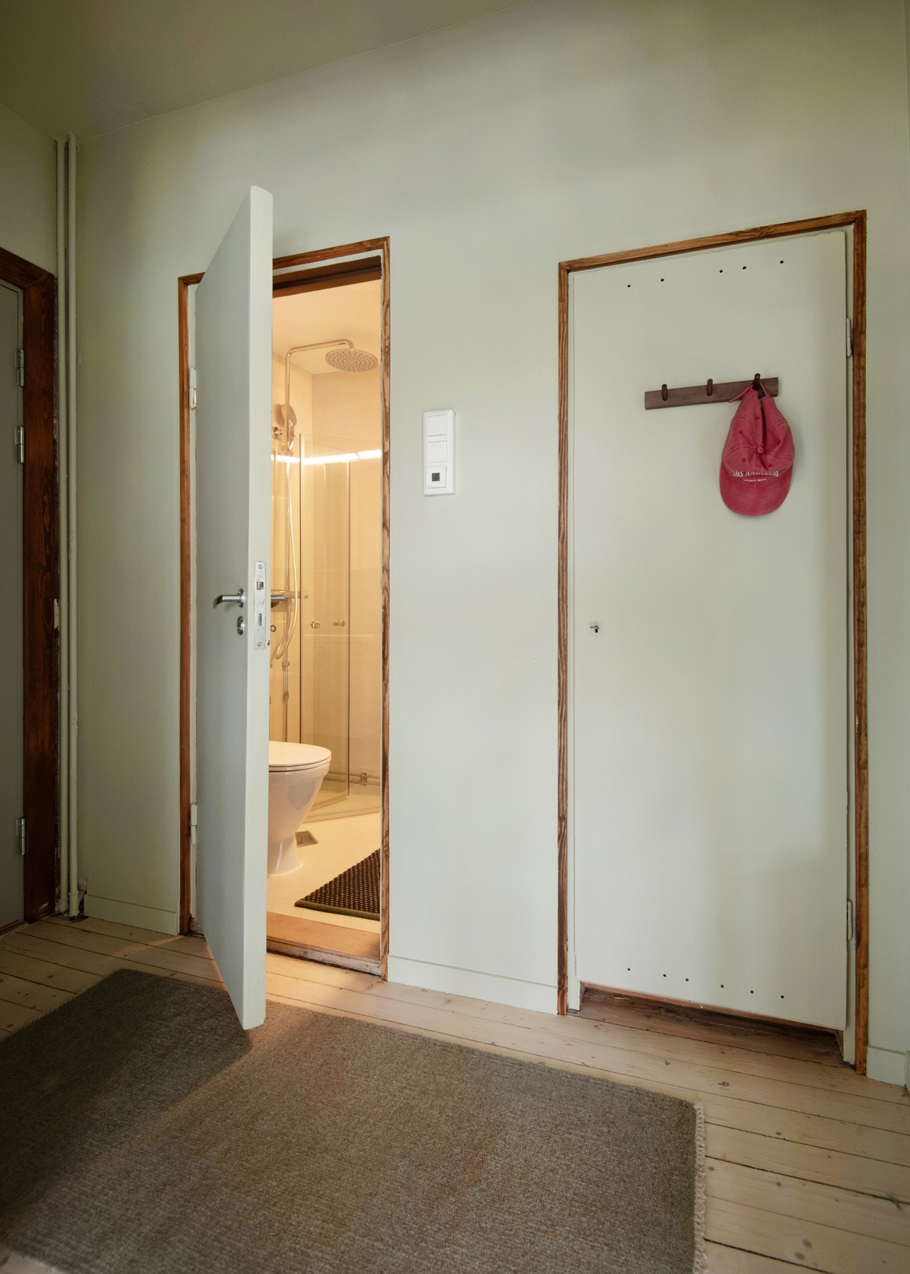 Entréen ønsker deg velkommen med et lyst og innbydende uttrykk, og gir et svært godt førsteinntrykk av boligen. Galleribilde