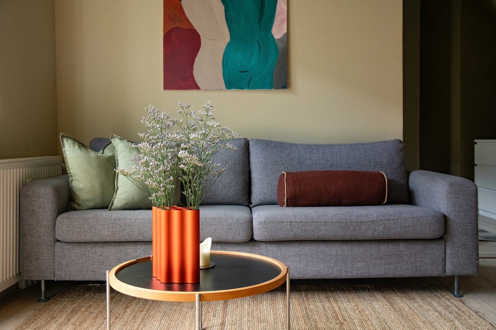 Her har du lune fargetoner, slipte heltregulv og nøye utvalgte detaljer som skaper en varm og harmonisk atmosfære. Galleribilde