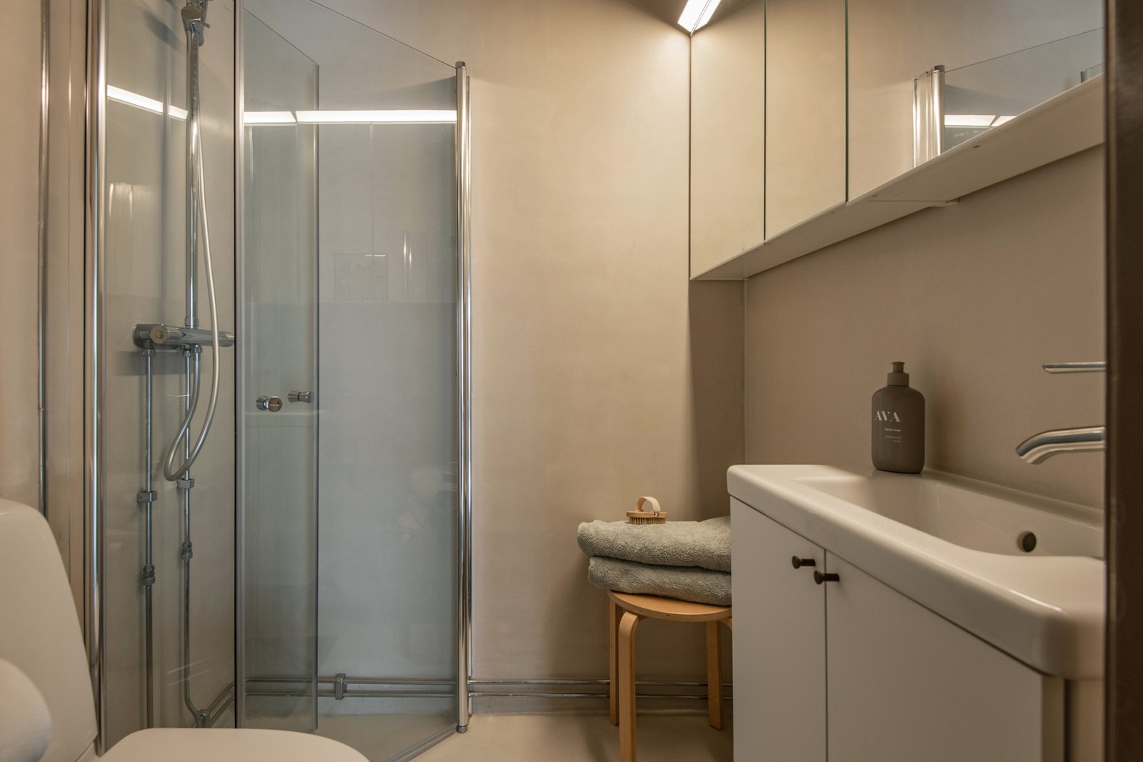 Badet ble oppgradert med mikrosement og nytt møblement i 2025. Galleribilde