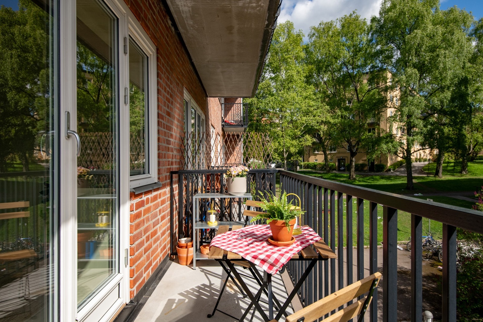 Her er det plass til sittegruppe og grill, noe som legger godt til rette for rolige morgenstunder og hyggelige måltider utendørs. Galleribilde
