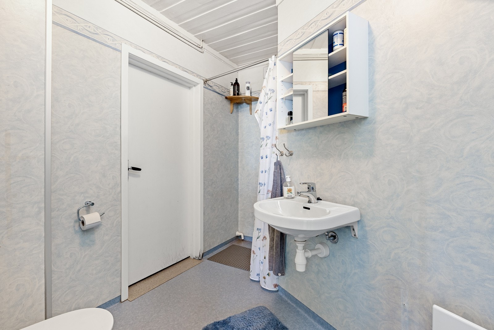 Badet har belegg på gulvet og våtromstapet på vegger, samt elektrisk avtrekksvifte. Galleribilde
