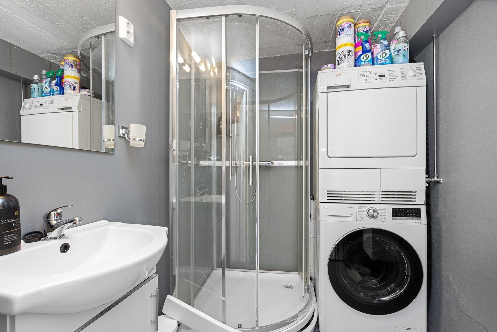 Badet har dusjkabinett og opplegg for vaskemaskin og tørketrommel, samt mekanisk ventilasjon. Galleribilde