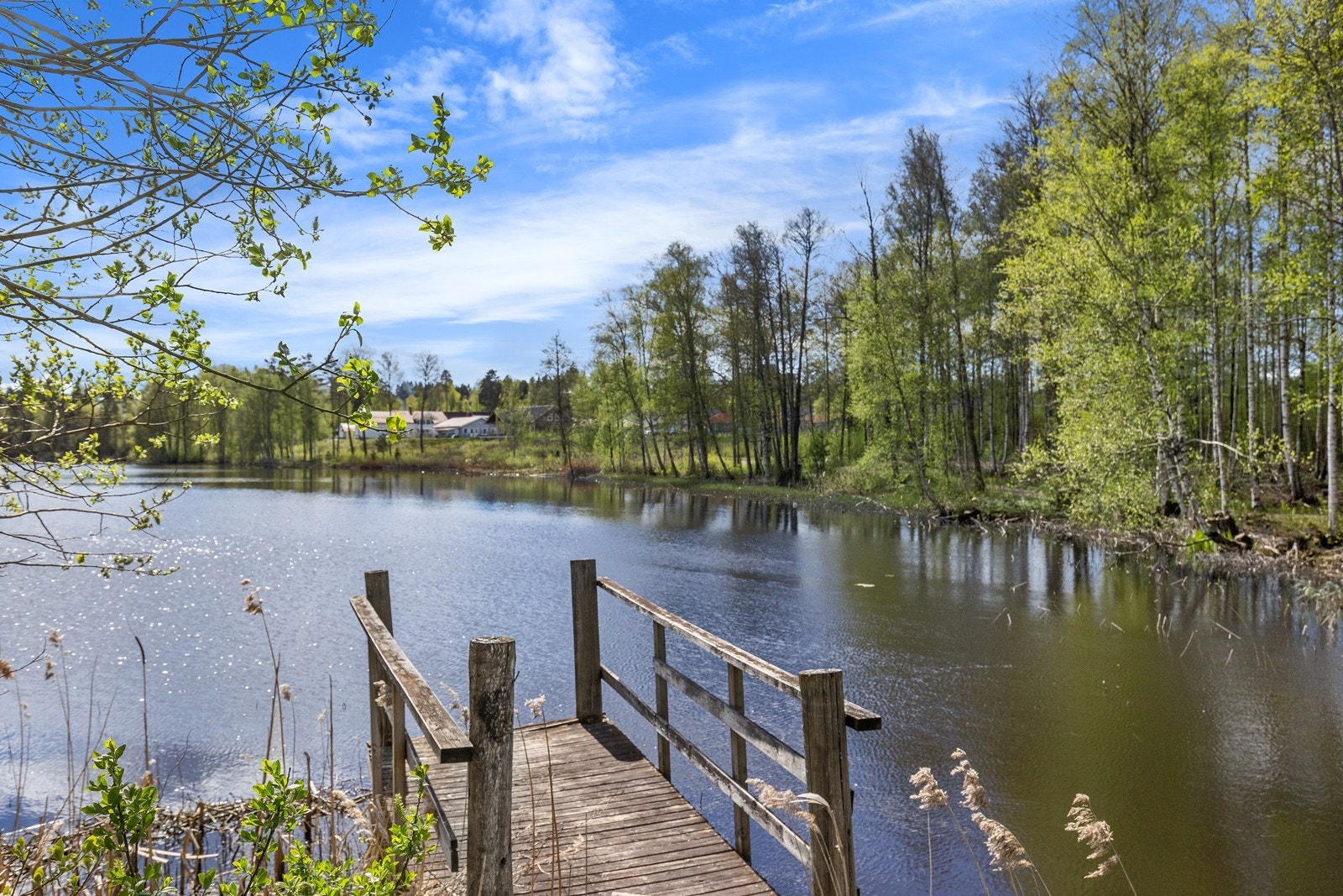 Eiendommen ligger i nærheten av idylliske badeplasser og fine turområder, perfekt for naturopplevelser. Galleribilde