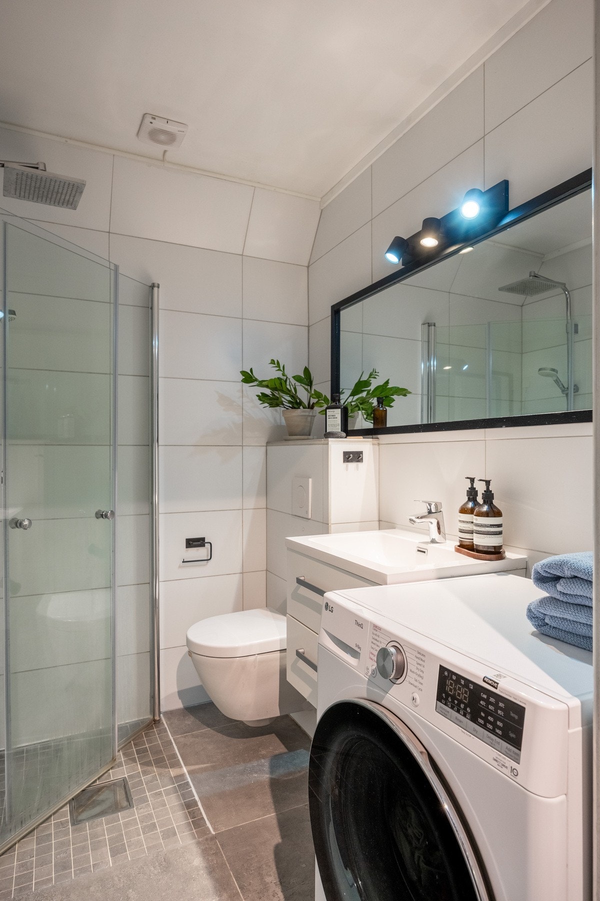 Badet har plass, og opplegg for vaskemaskin. Galleribilde