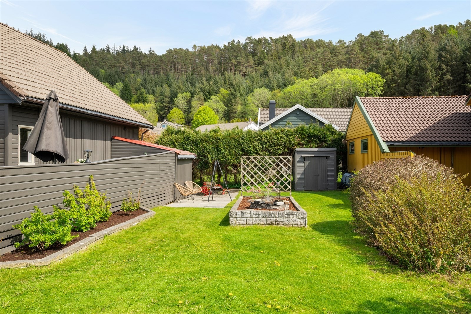 Uteområdet har flere hyggelige soner til ulik bruk og boder for praktisk oppbevaring (bod i tilknytning til vegg er ikke godkjent ref. pkt. ferdigattest.). Galleribilde
