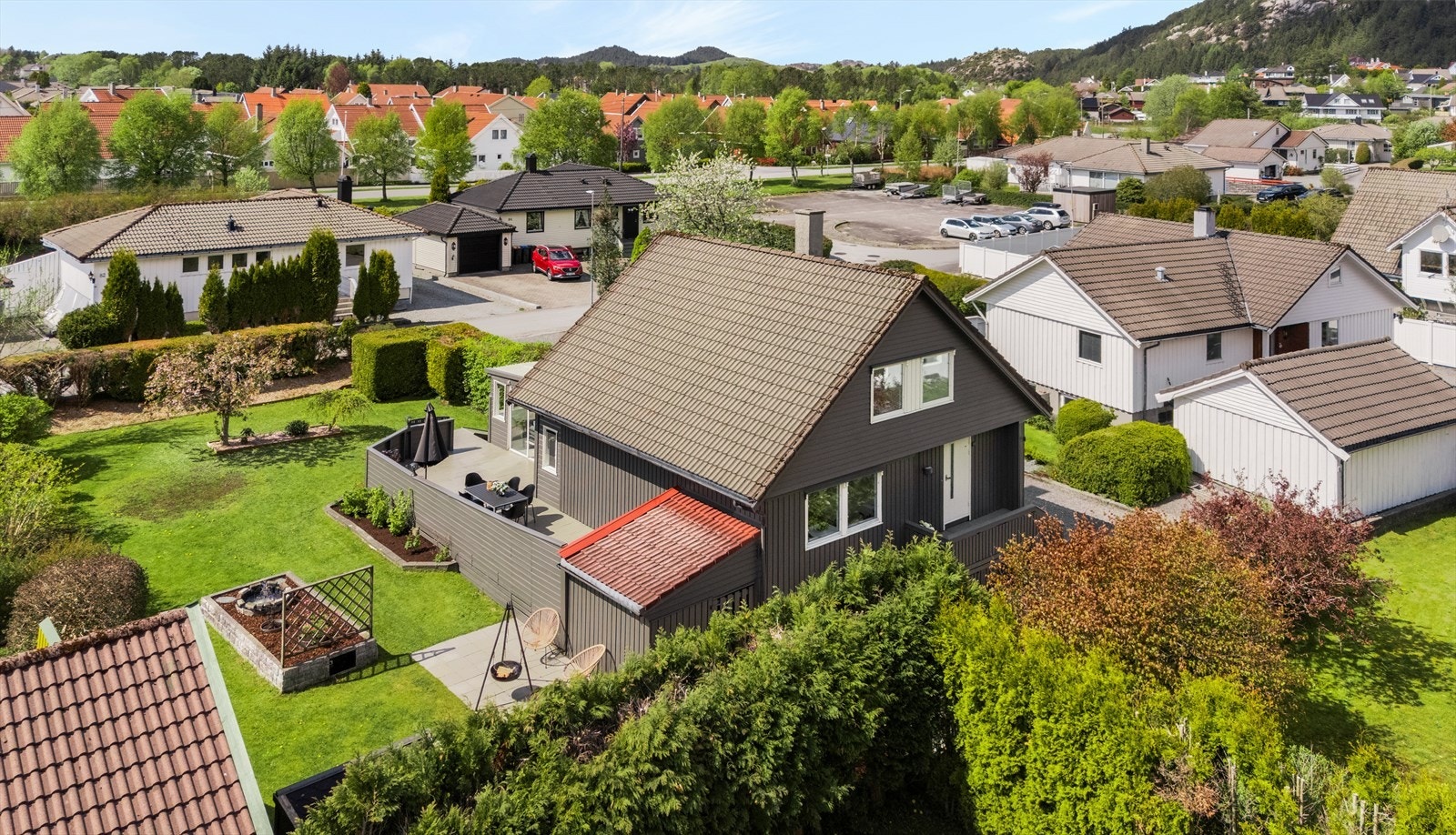 En velholdt og innholdsrik enebolig med attraktiv beliggenhet og flotte uteområder. Galleribilde