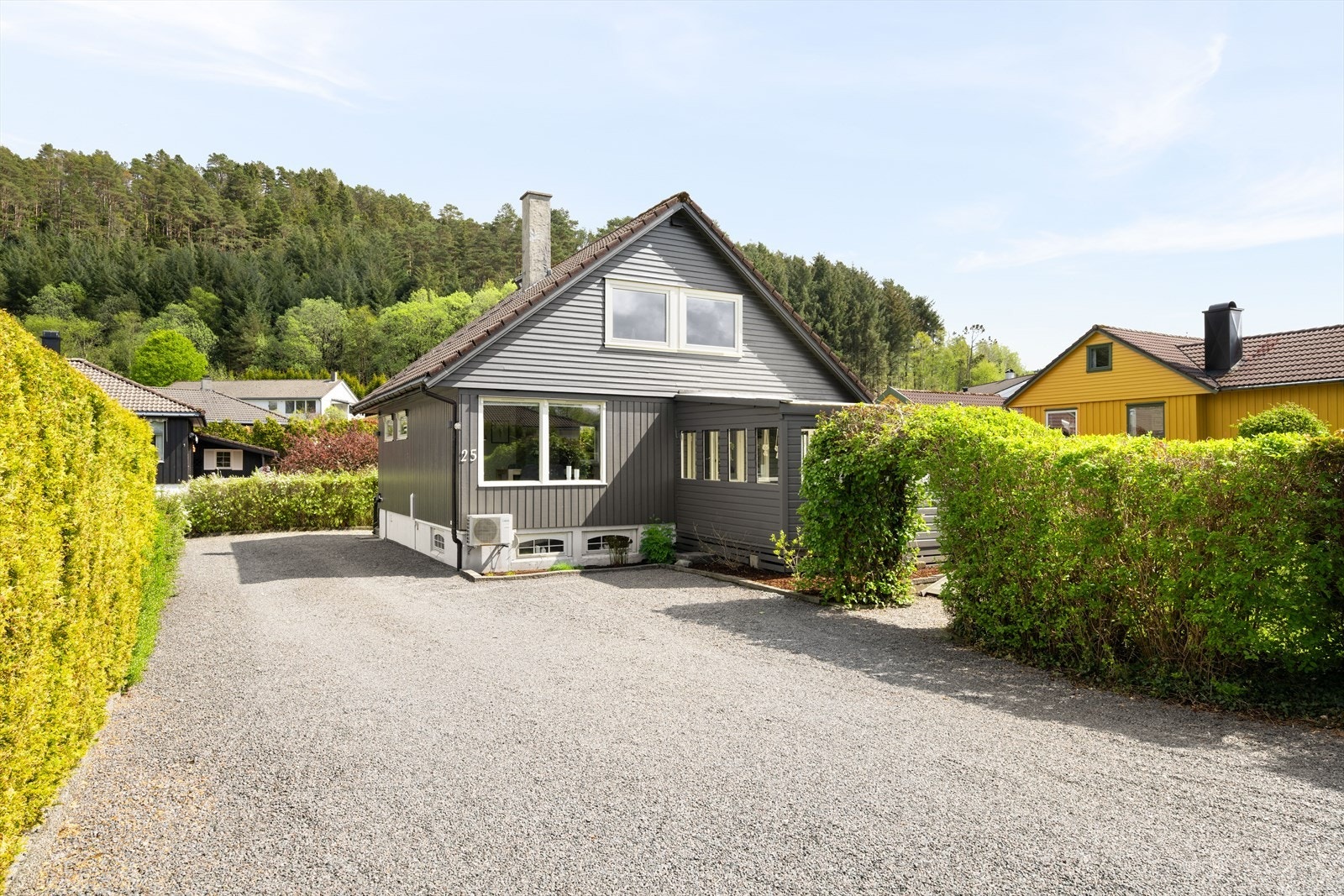 Romslig og pent opparbeidet gårdsrom. Galleribilde