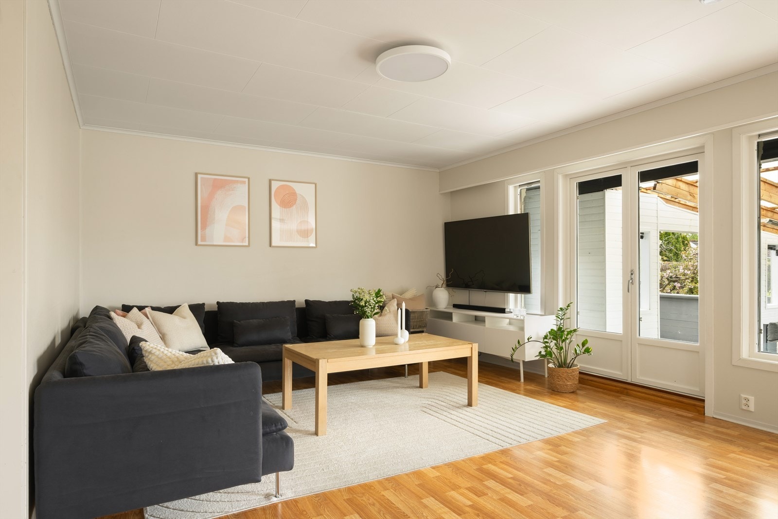 Stuen har store vindusflater som slipper inn rikelig med naturlig lys. Galleribilde