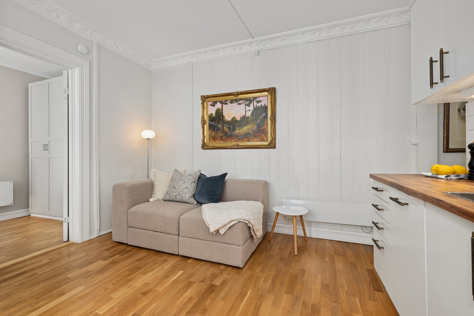 Lys og hyggelig stue med god takhøyde og plass til både sofagruppe og spisebord. Galleribilde