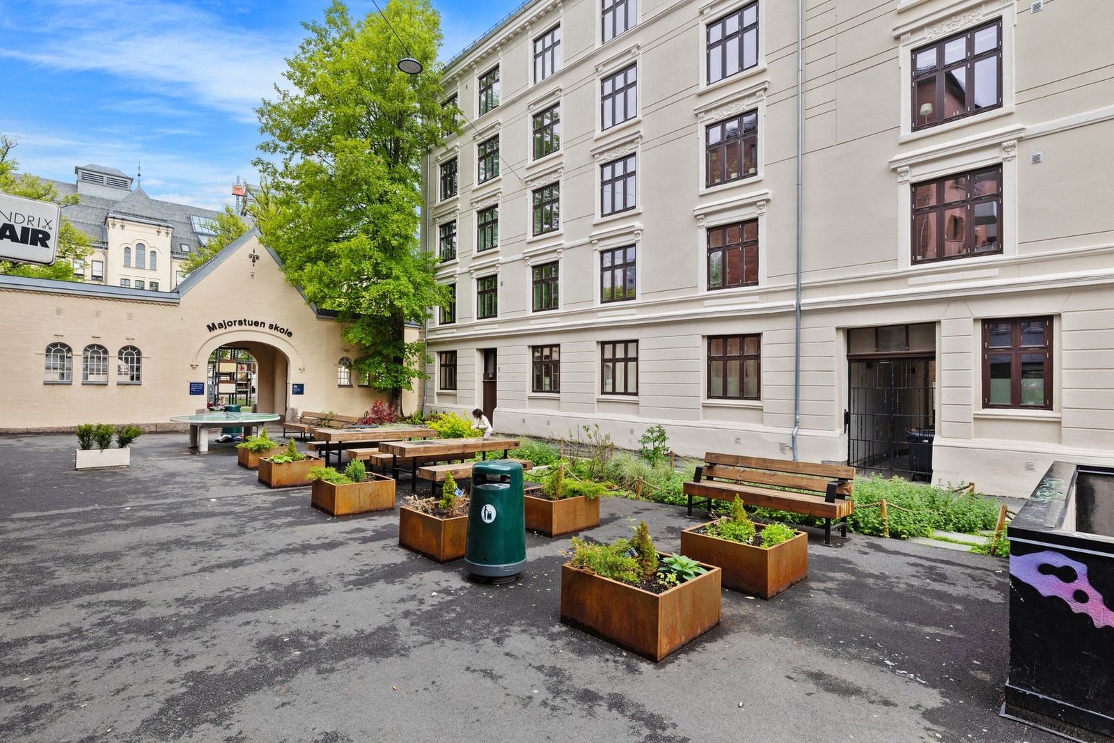 Utenfor bygget er det en hyggelig uteplass med sittegrupper og beplantning. Galleribilde