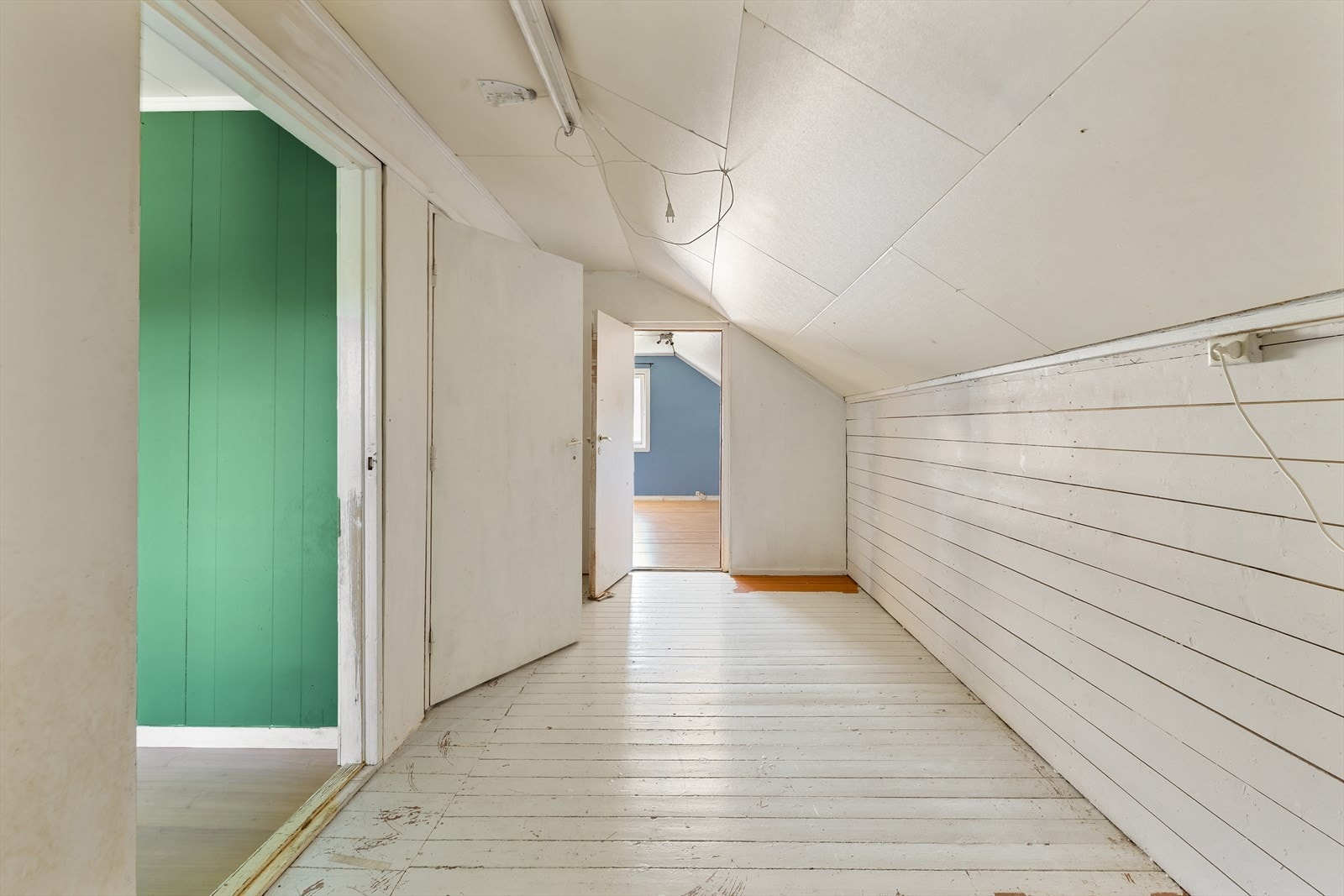 Fra trappen har du ett stort rom etterfulgt av bodrom med adkomst til soverom 2 til venstre, og soverom 3 rett frem Galleribilde