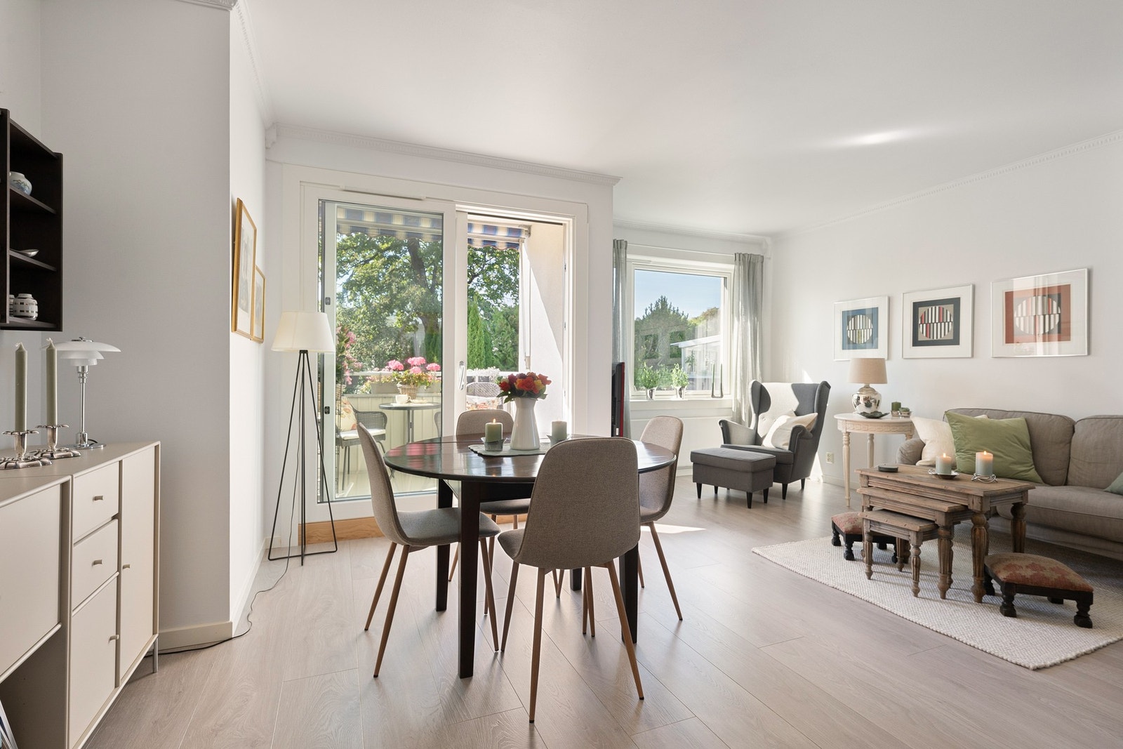 Stuen er et lyst og hyggelig oppholdsrom med god plass til både sofagruppe og spisebord, og fremstår som et naturlig samlingspunkt i leiligheten. Galleribilde