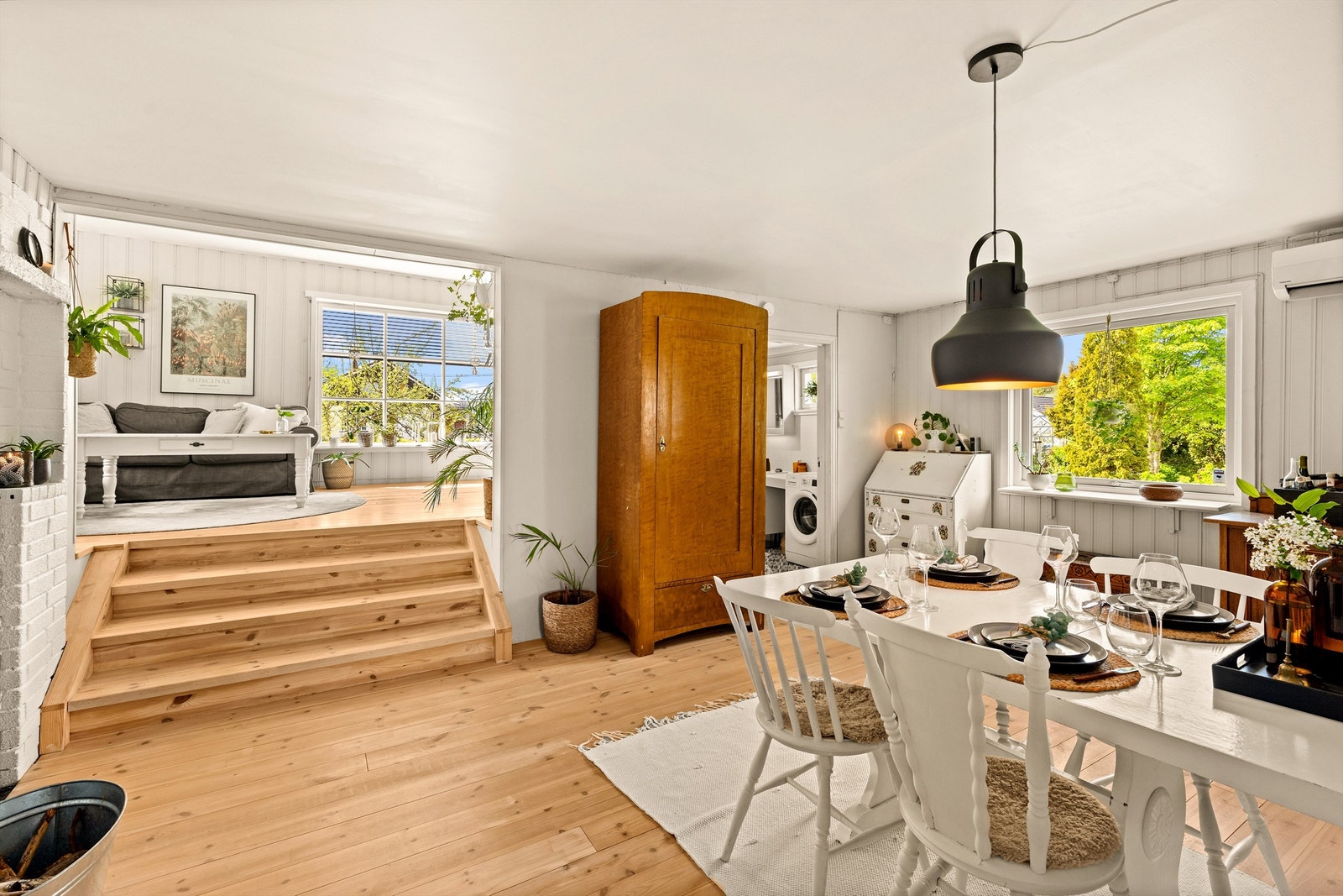 Spisestuen har god plass til langbord og er et naturlig samlingspunkt mellom stue og kjøkken. Galleribilde
