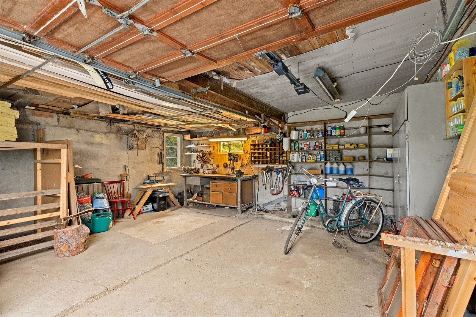Dobbelgarasjen fra 1969 har godt med plass til verksted og hobbyaktiviteter. Galleribilde