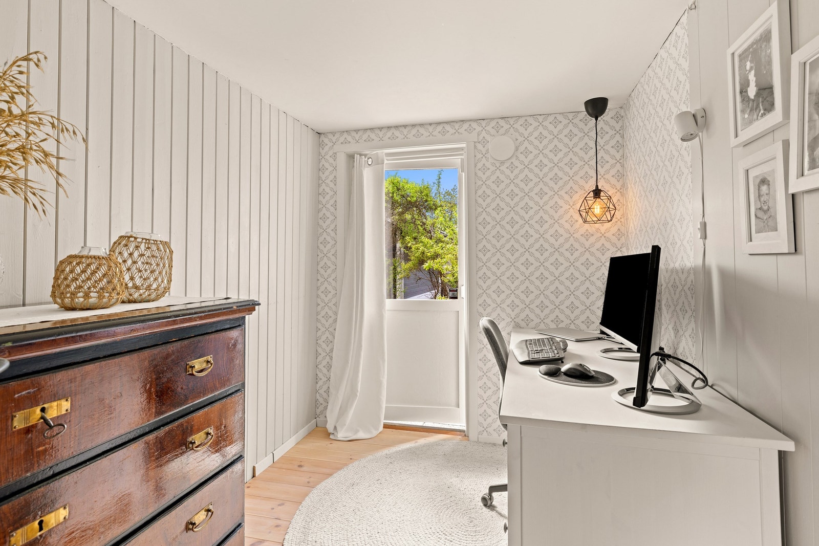 Rommet er i dag innredet som kontor, og har utgang til uteområdet. Galleribilde